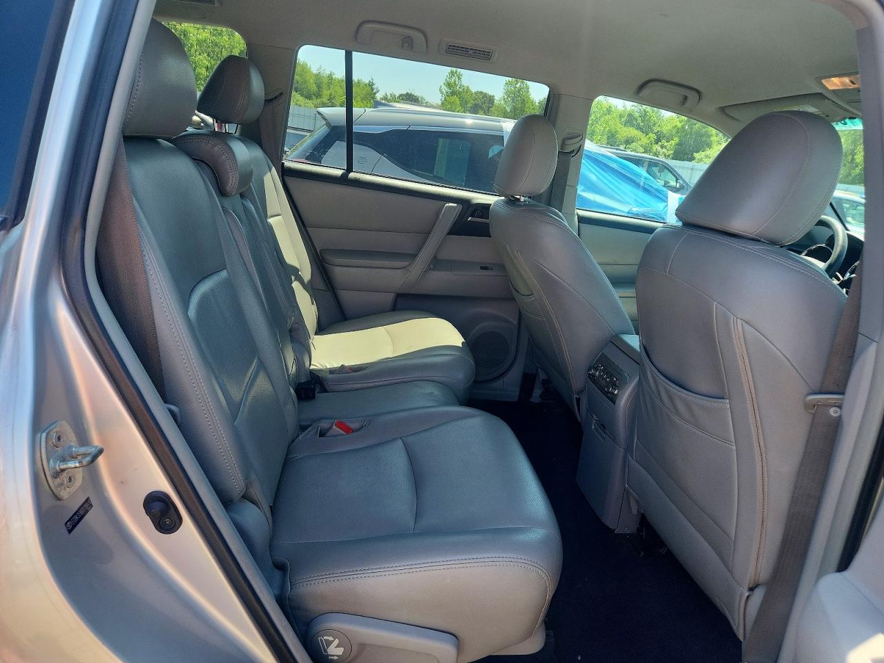 2013 Toyota Highlander Plus Silver vin: 5TDBK3EH6DS196418