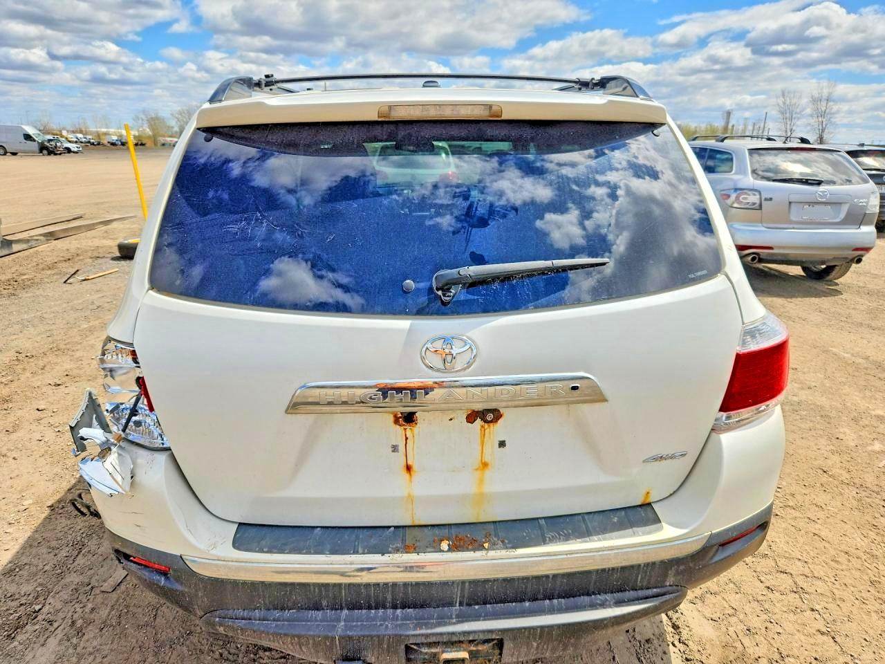 2011 Toyota Highlander Base White vin: 5TDBK3EH7BS042183