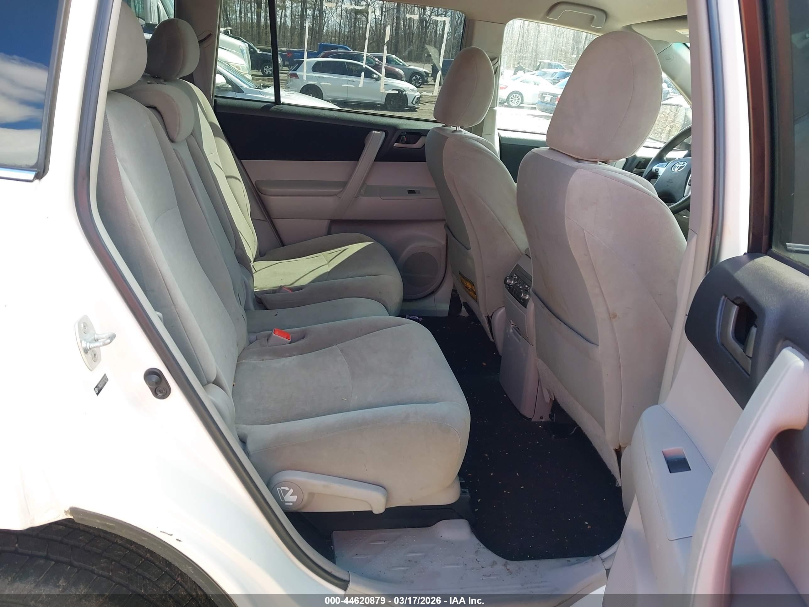 2012 Toyota Highlander Base V6 White vin: 5TDBK3EH7CS102187
