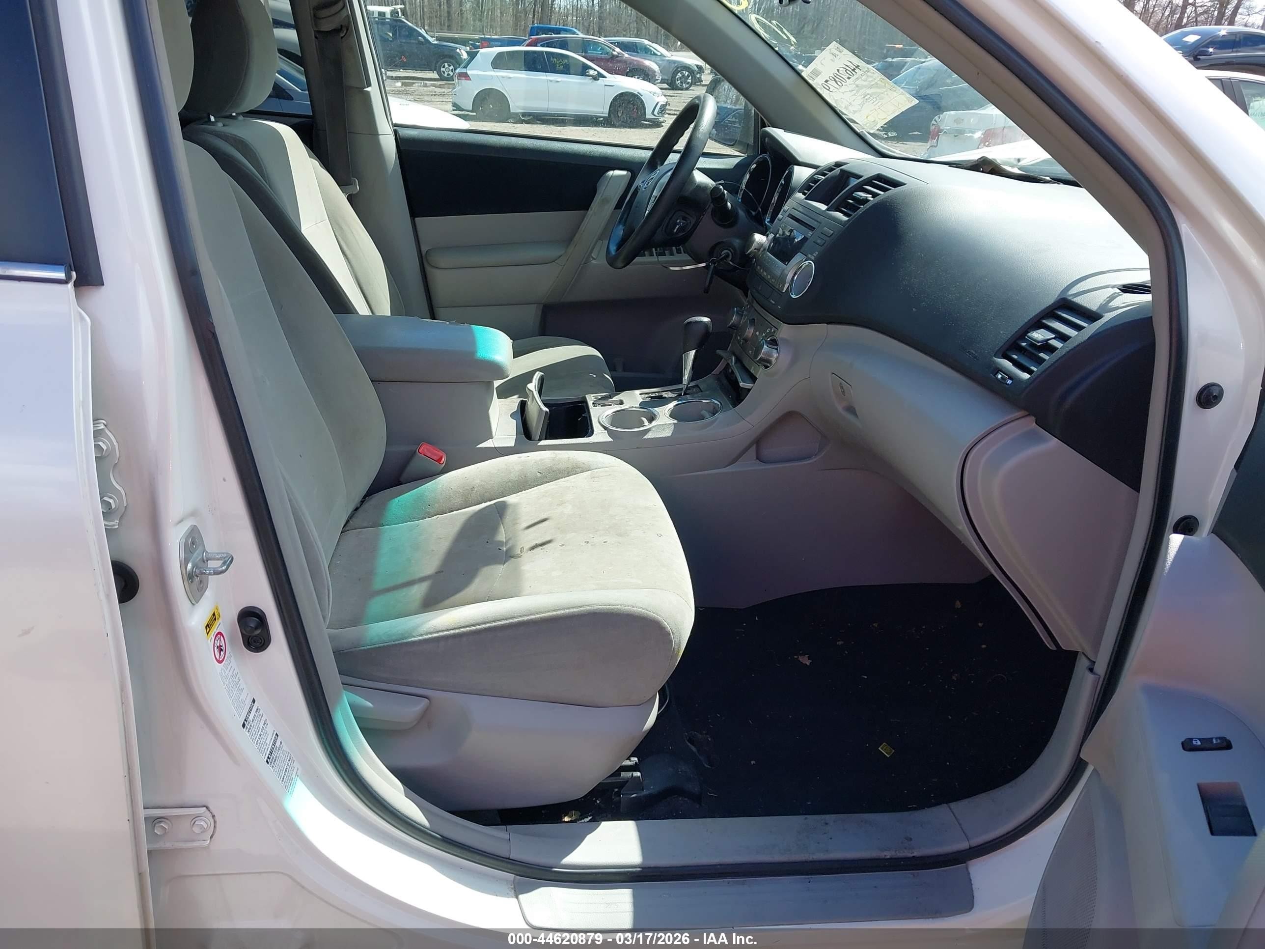 2012 Toyota Highlander Base V6 White vin: 5TDBK3EH7CS102187