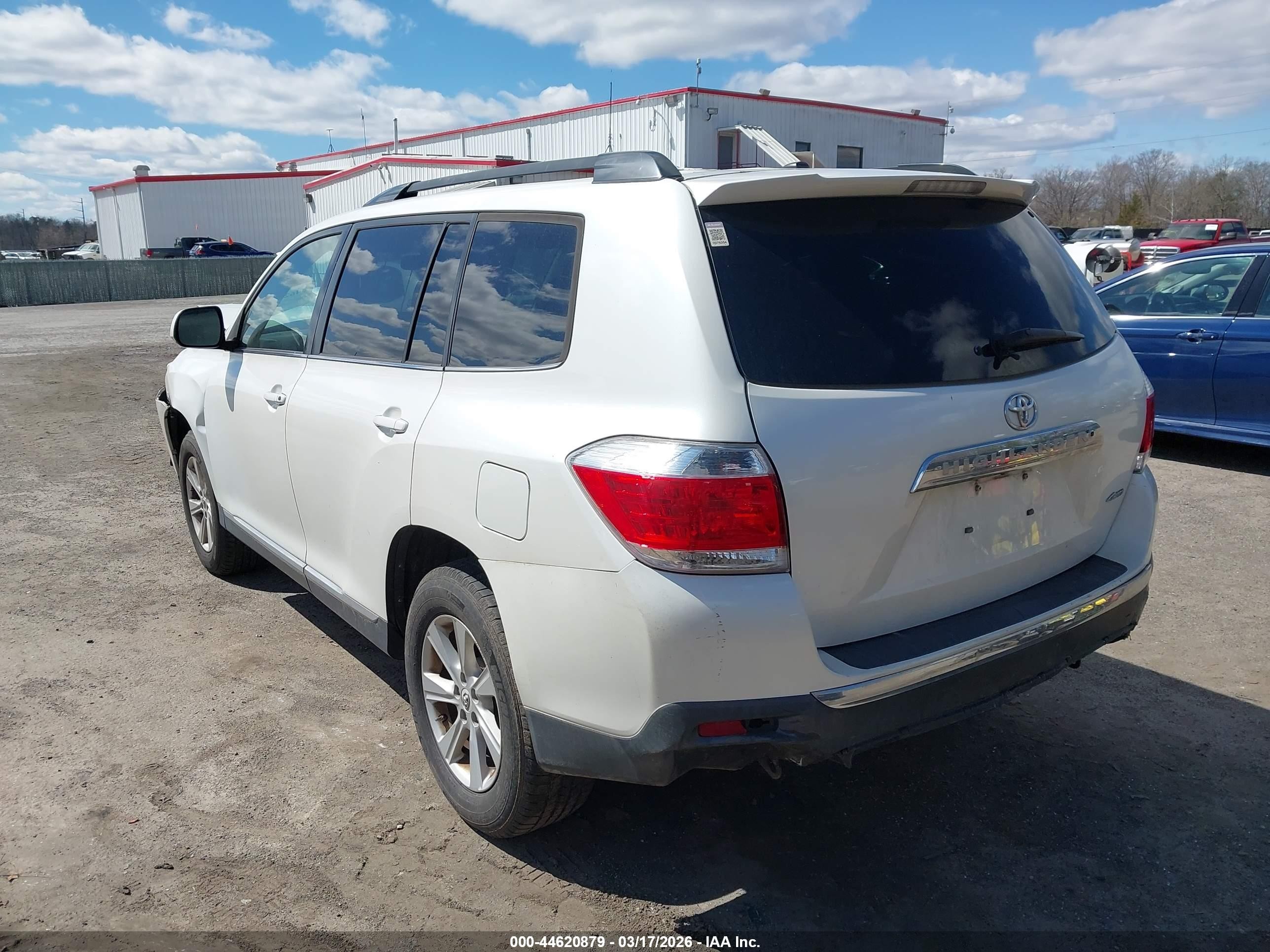 2012 Toyota Highlander Base V6 White vin: 5TDBK3EH7CS102187