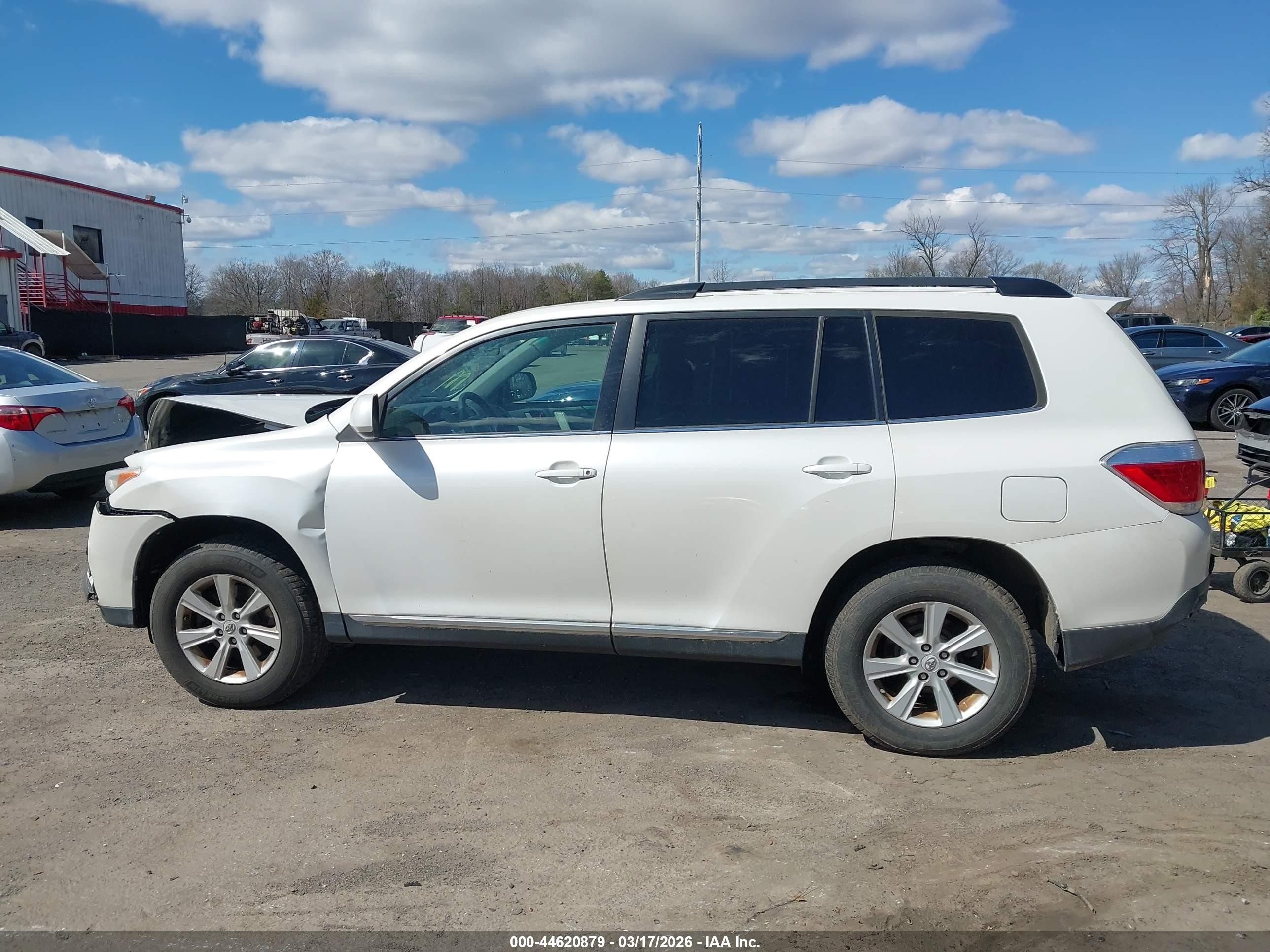 2012 Toyota Highlander Base V6 White vin: 5TDBK3EH7CS102187