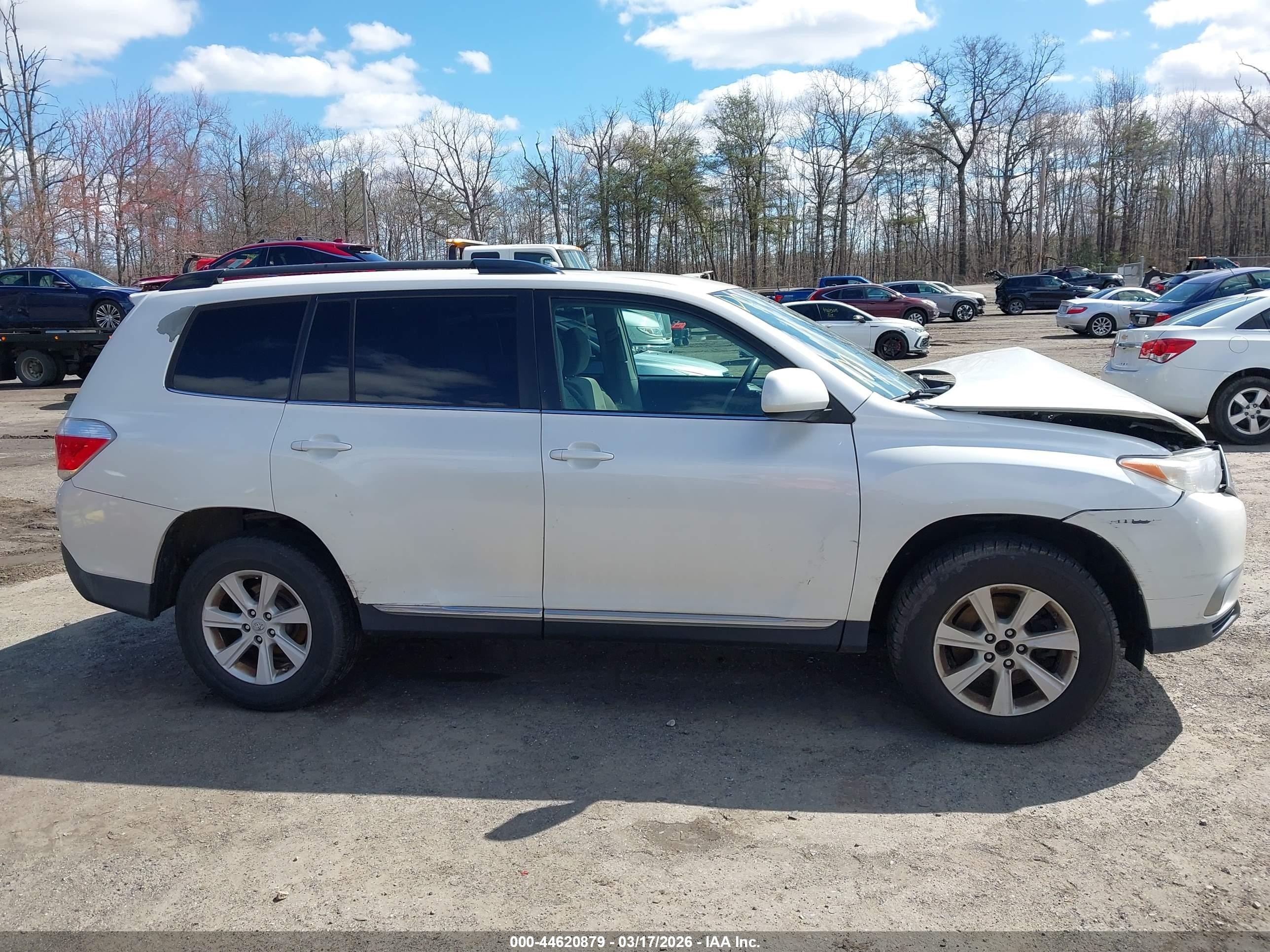 2012 Toyota Highlander Base V6 White vin: 5TDBK3EH7CS102187
