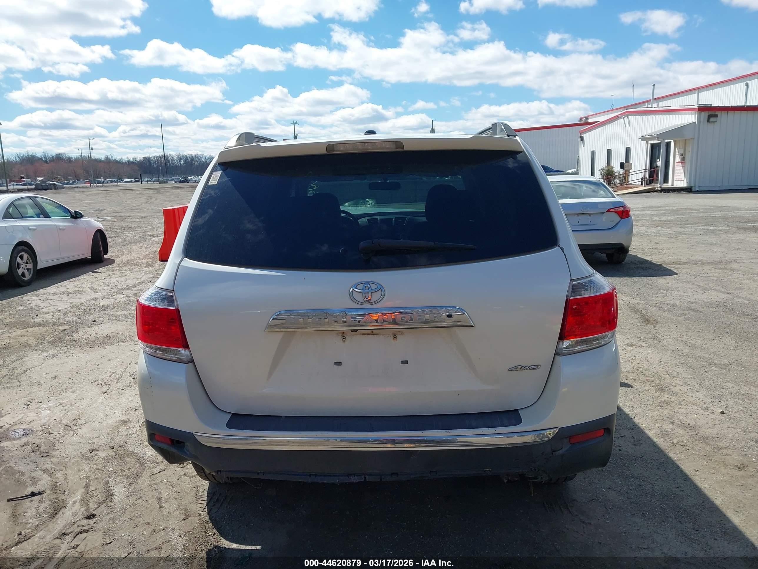 2012 Toyota Highlander Base V6 White vin: 5TDBK3EH7CS102187