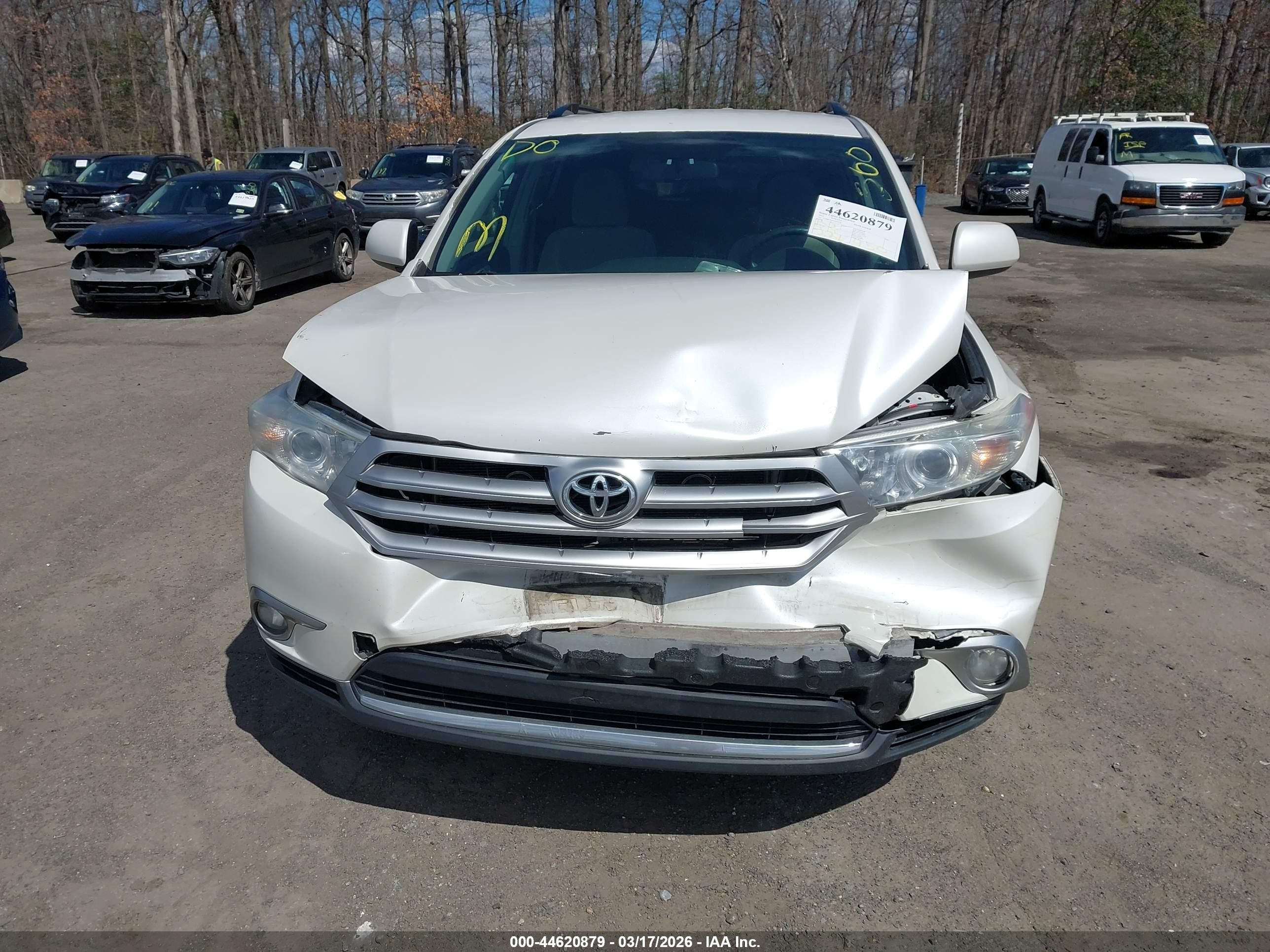 2012 Toyota Highlander Base V6 White vin: 5TDBK3EH7CS102187