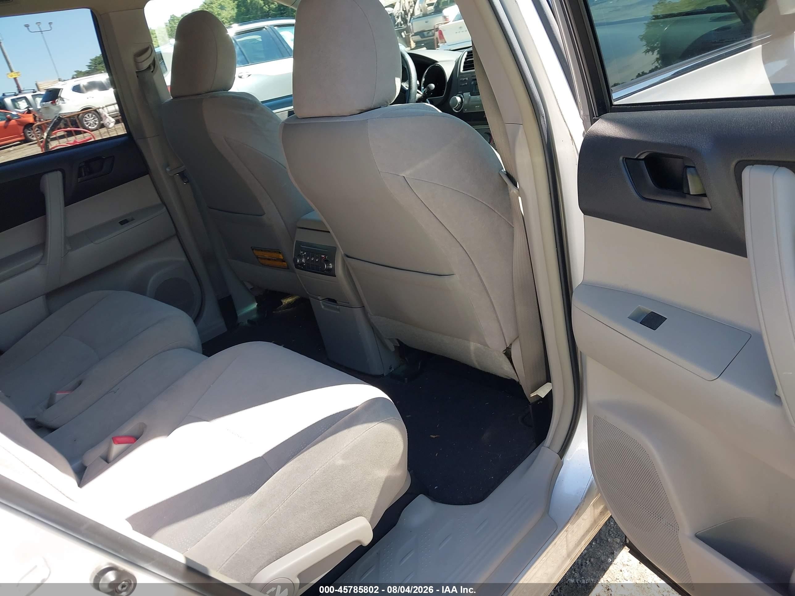 2012 Toyota Highlander Base V6 Silver vin: 5TDBK3EH7CS129258