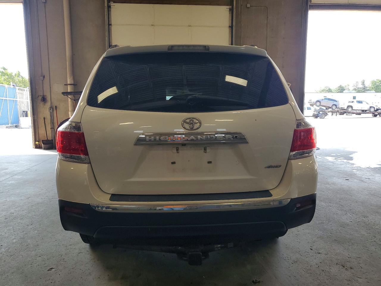 2013 Toyota Highlander Plus White vin: 5TDBK3EH7DS183452