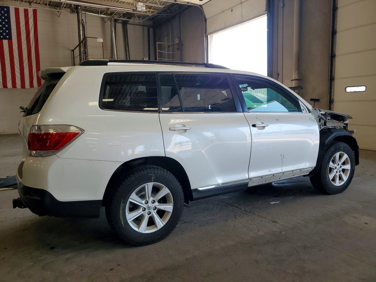 2013 Toyota Highlander Plus White vin: 5TDBK3EH7DS183452