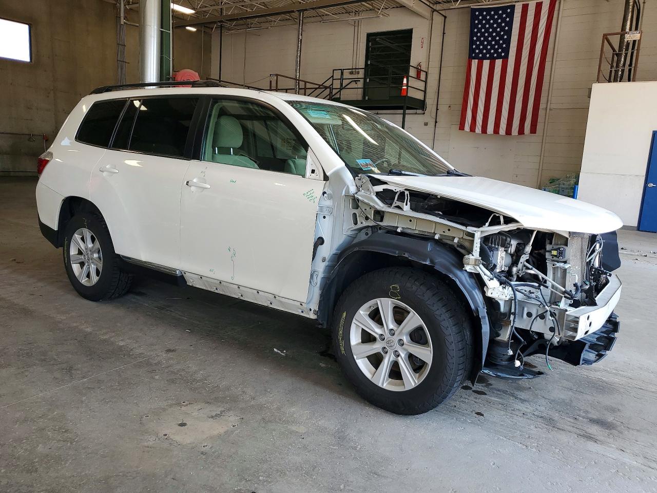 2013 Toyota Highlander Plus White vin: 5TDBK3EH7DS183452