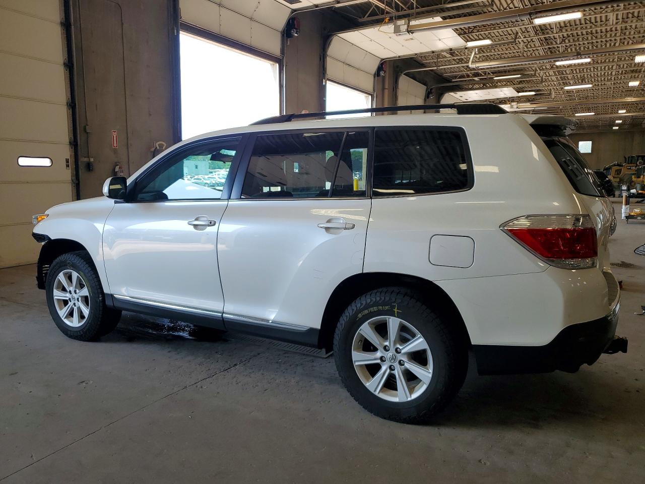 2013 Toyota Highlander Plus White vin: 5TDBK3EH7DS183452