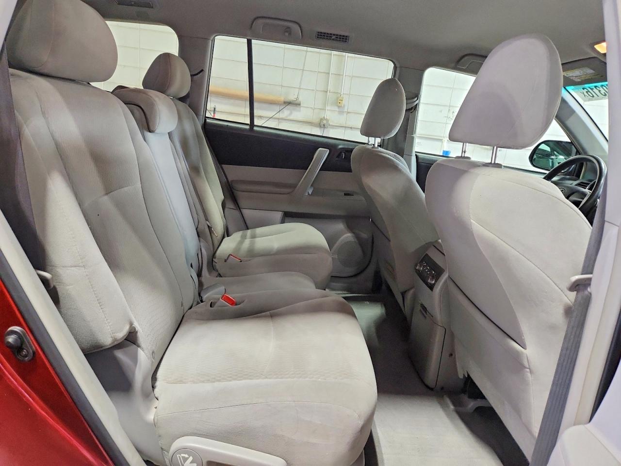 2010 Toyota Highlander Base Red vin: 5TDBK3EH8AS014973