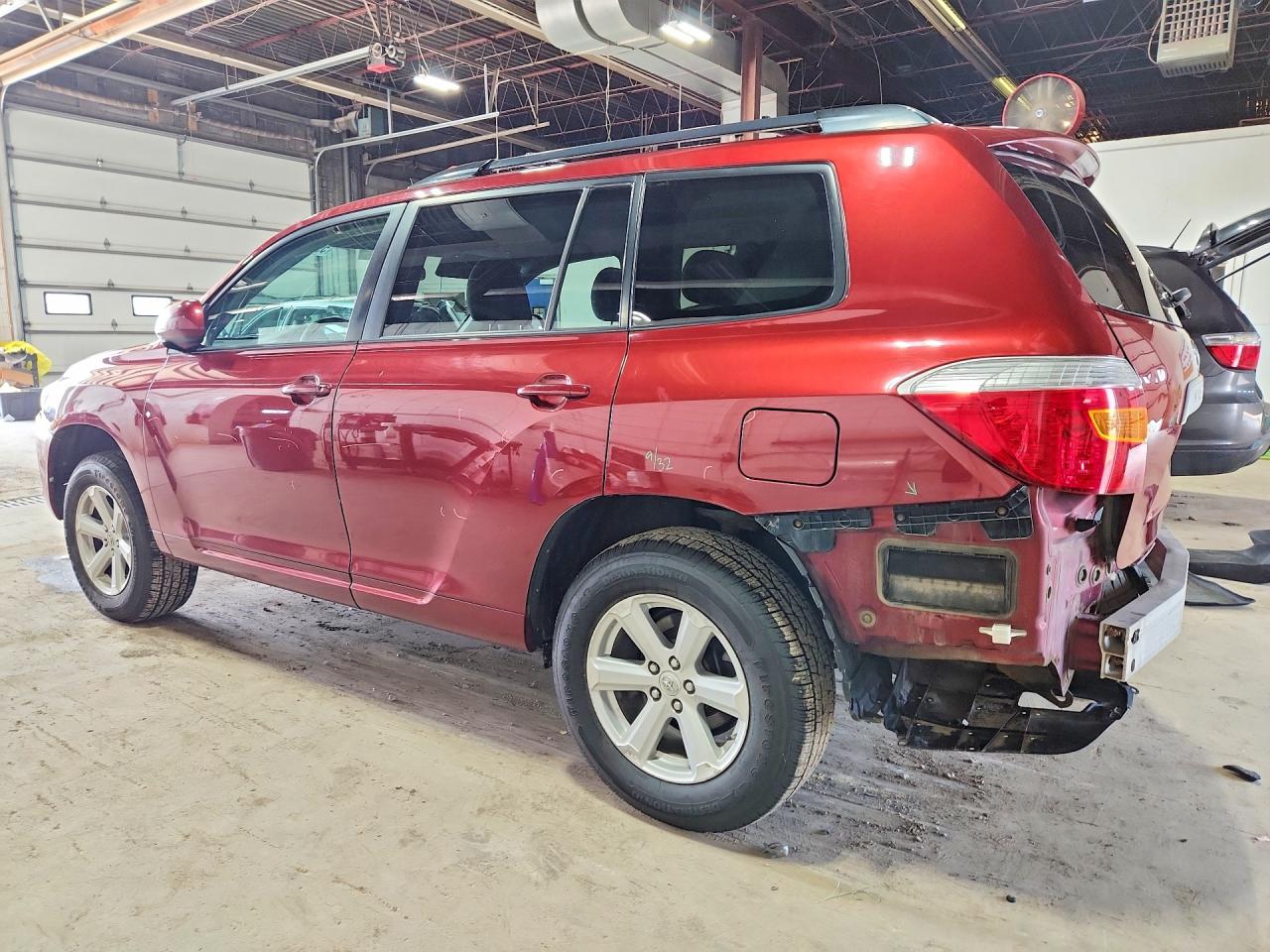 2010 Toyota Highlander Base Red vin: 5TDBK3EH8AS014973