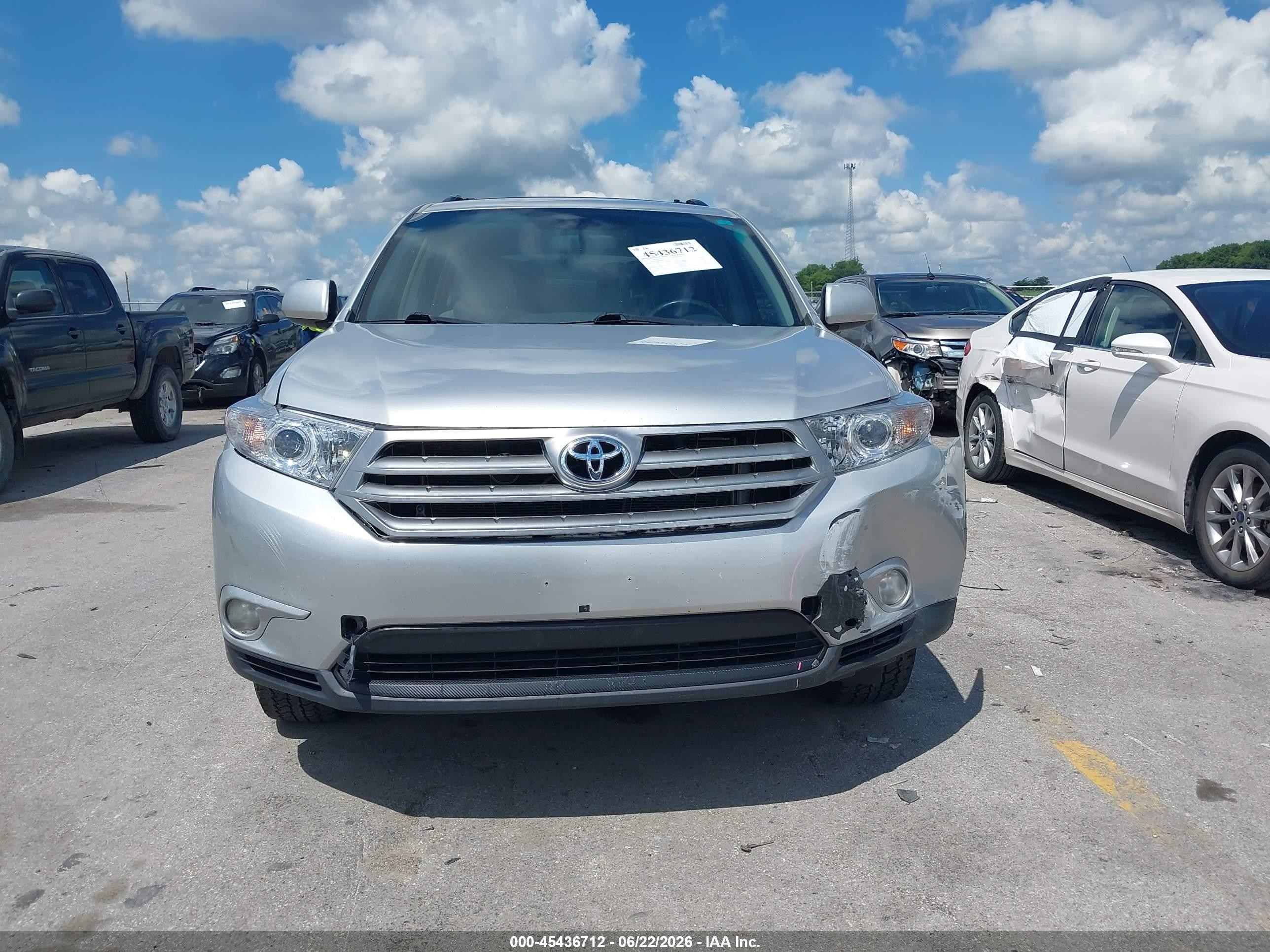 2011 Toyota Highlander Base V6 Silver vin: 5TDBK3EH8BS050616