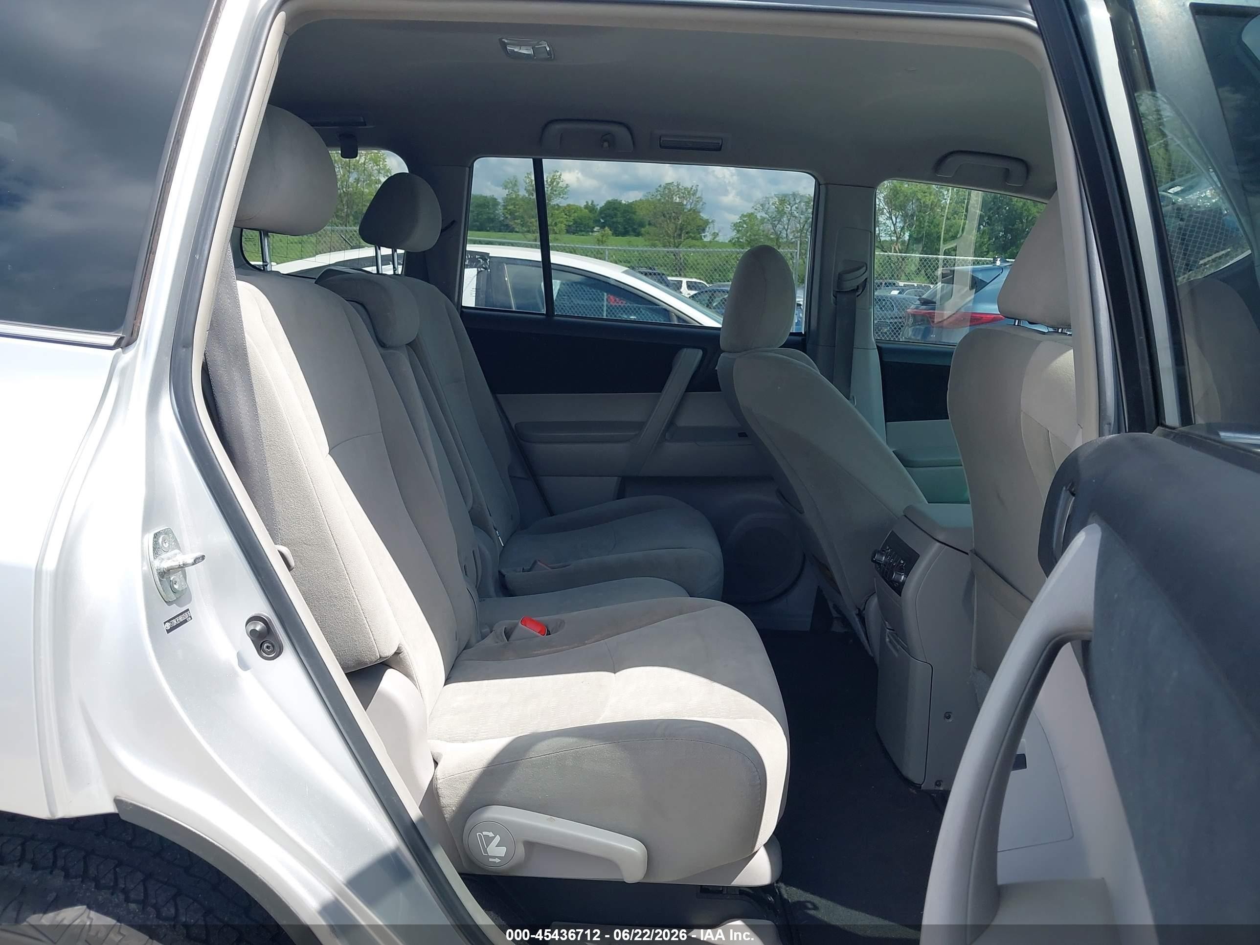 2011 Toyota Highlander Base V6 Silver vin: 5TDBK3EH8BS050616