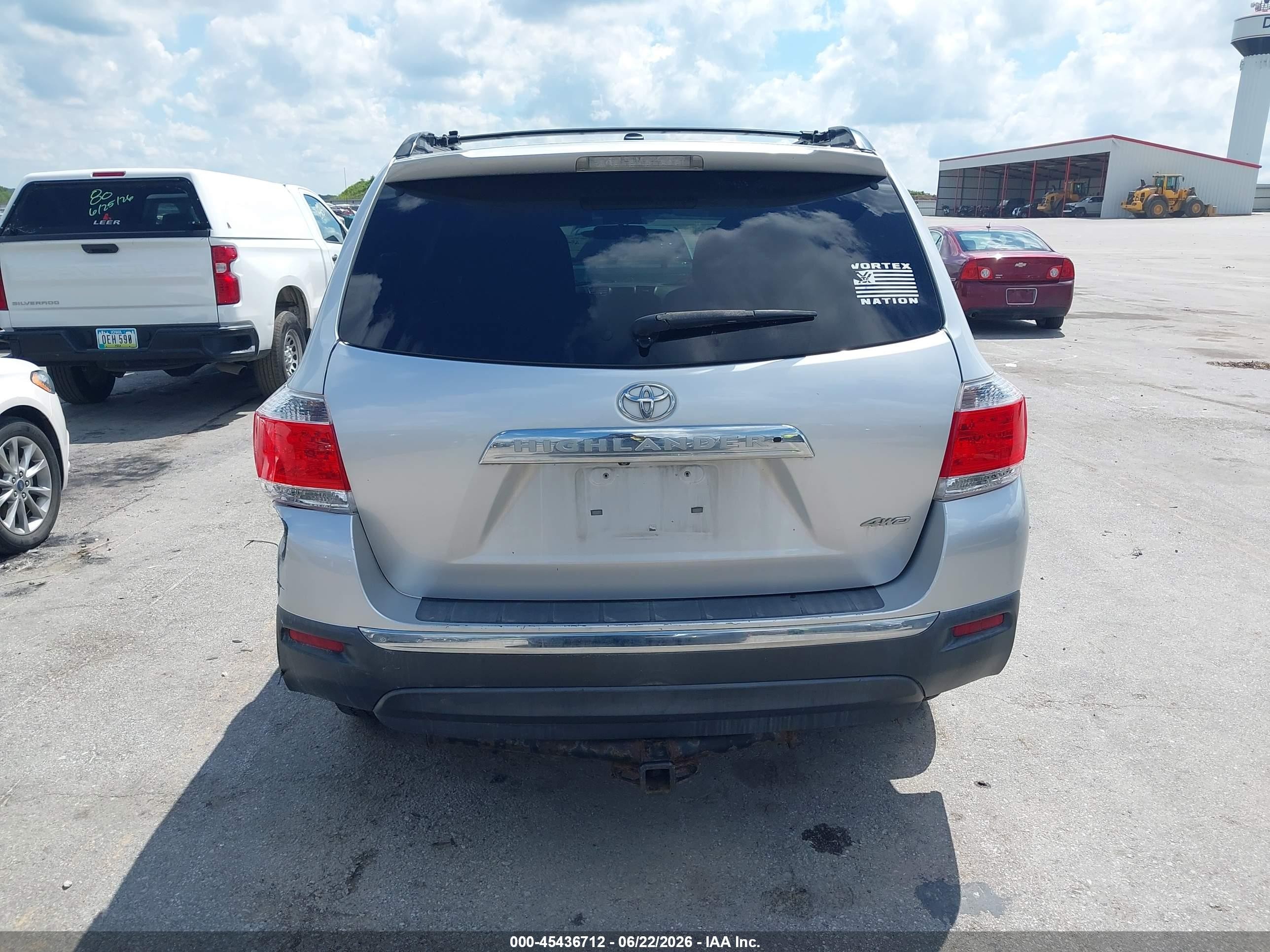 2011 Toyota Highlander Base V6 Silver vin: 5TDBK3EH8BS050616