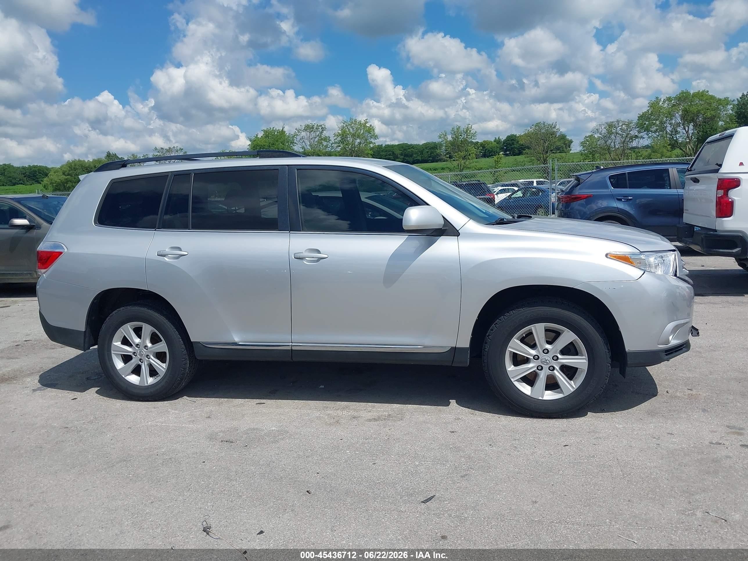2011 Toyota Highlander Base V6 Silver vin: 5TDBK3EH8BS050616