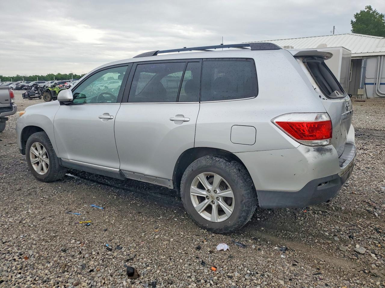 2011 Toyota Highlander Base Серебряный vin: 5TDBK3EH8BS079775