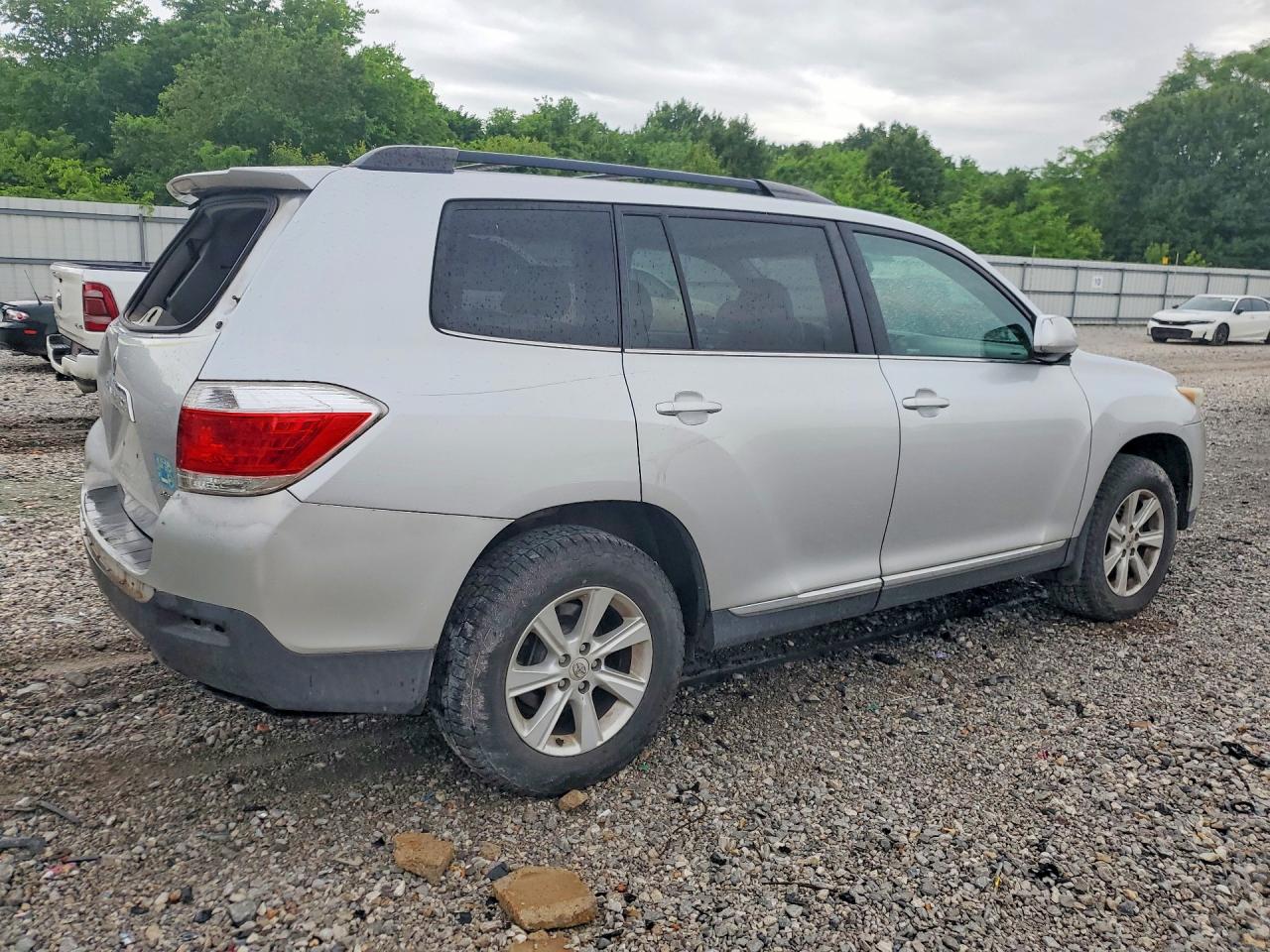 2011 Toyota Highlander Base Серебряный vin: 5TDBK3EH8BS079775