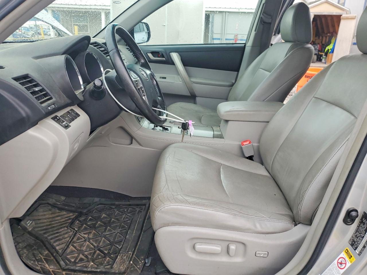 2011 Toyota Highlander Base Серебряный vin: 5TDBK3EH8BS079775