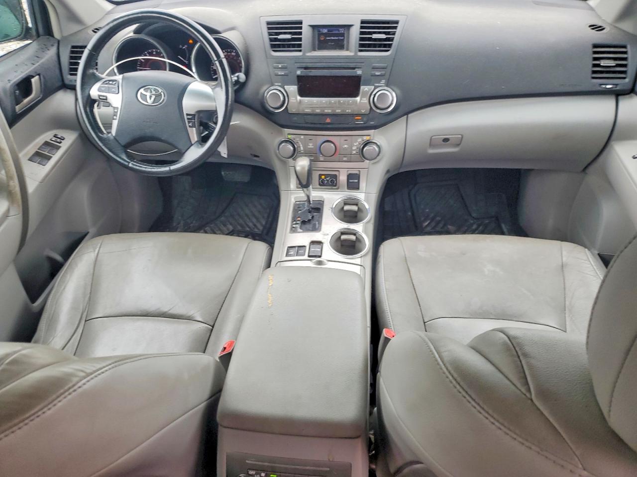 2011 Toyota Highlander Base Серебряный vin: 5TDBK3EH8BS079775