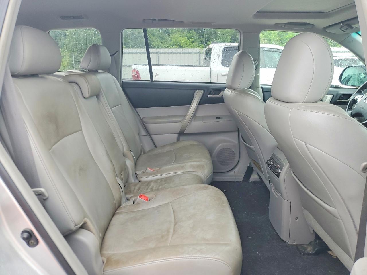 2011 Toyota Highlander Base Серебряный vin: 5TDBK3EH8BS079775