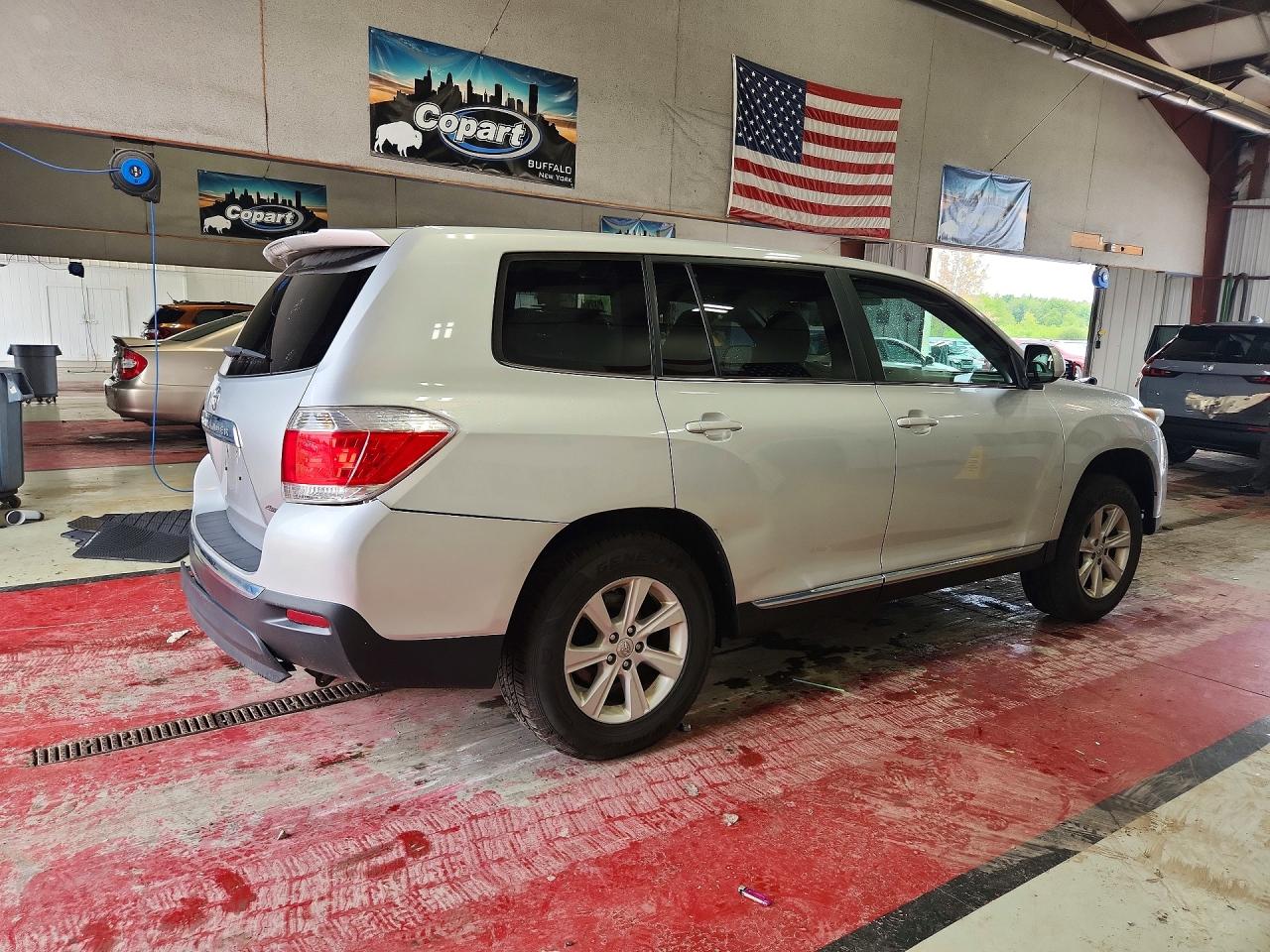 2013 Toyota Highlander Base Silver vin: 5TDBK3EH8DS192614