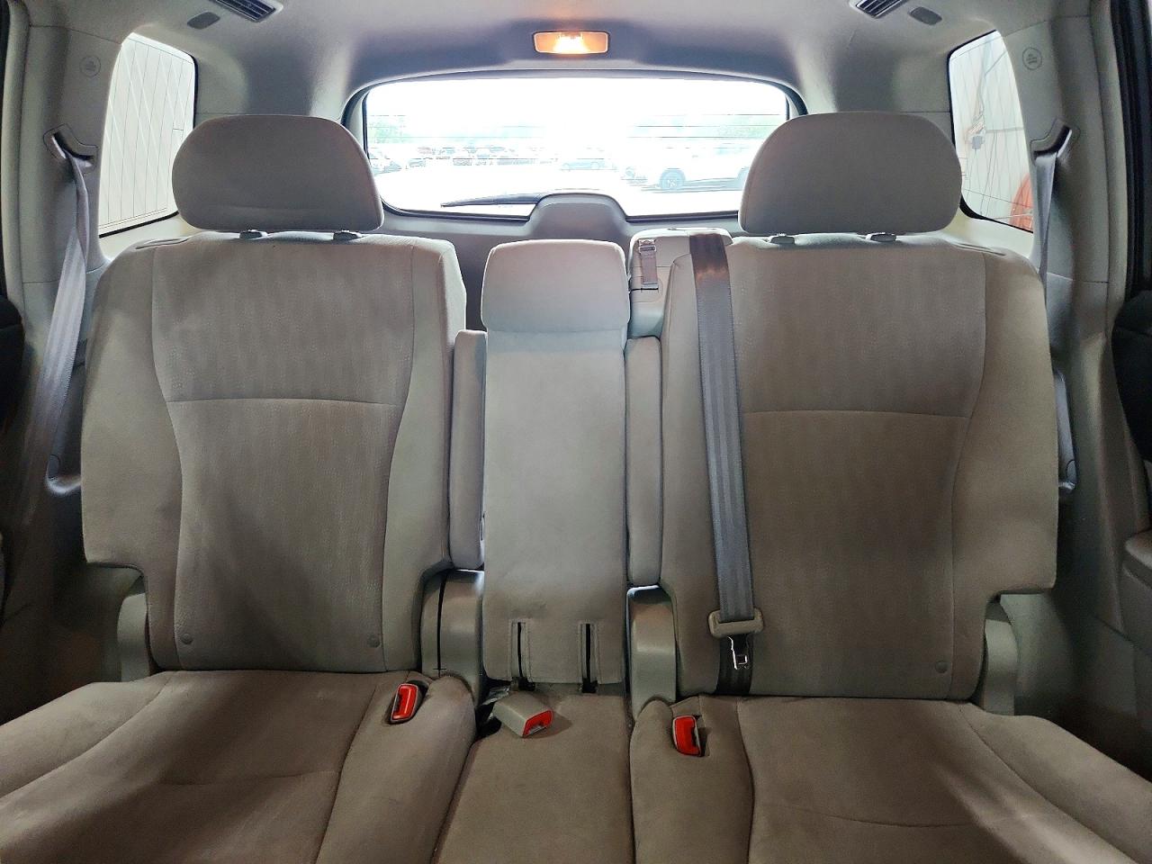 2013 Toyota Highlander Base Silver vin: 5TDBK3EH8DS192614