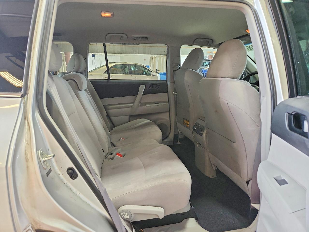 2013 Toyota Highlander Base Silver vin: 5TDBK3EH8DS192614