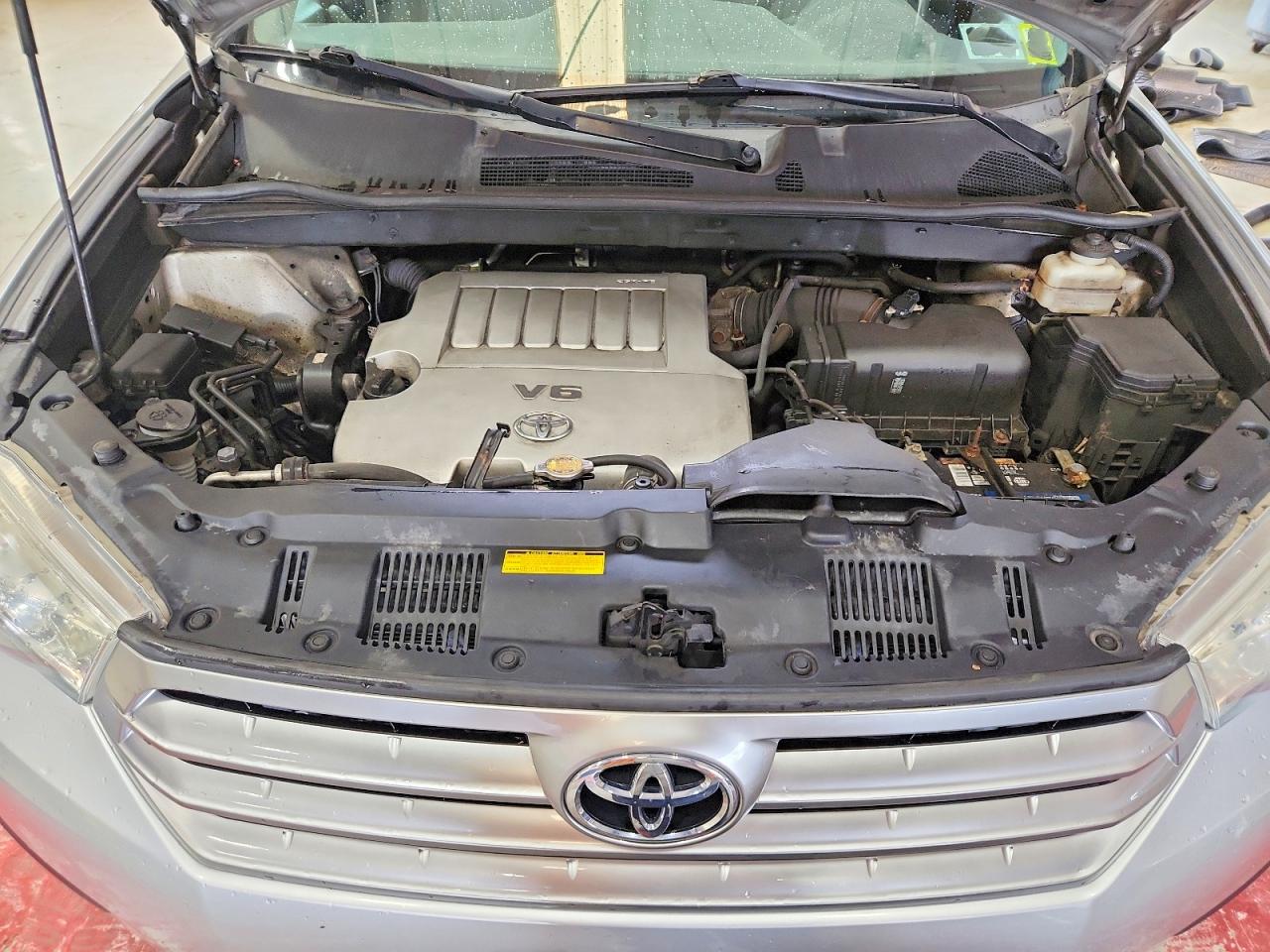 2013 Toyota Highlander Base Silver vin: 5TDBK3EH8DS192614