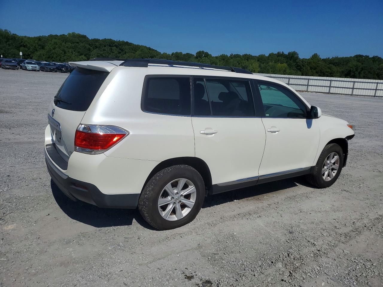 2013 Toyota Highlander Plus White vin: 5TDBK3EH8DS251760