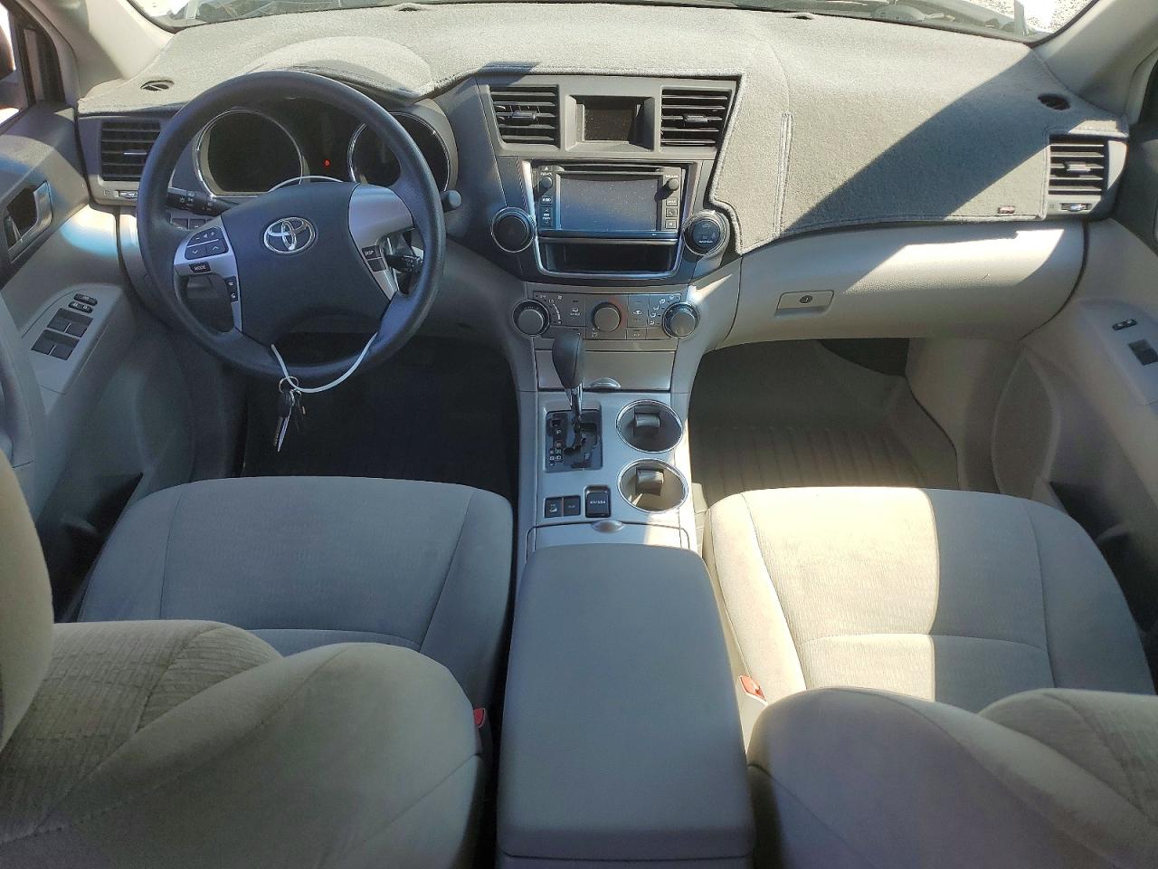 2013 Toyota Highlander Plus White vin: 5TDBK3EH8DS251760