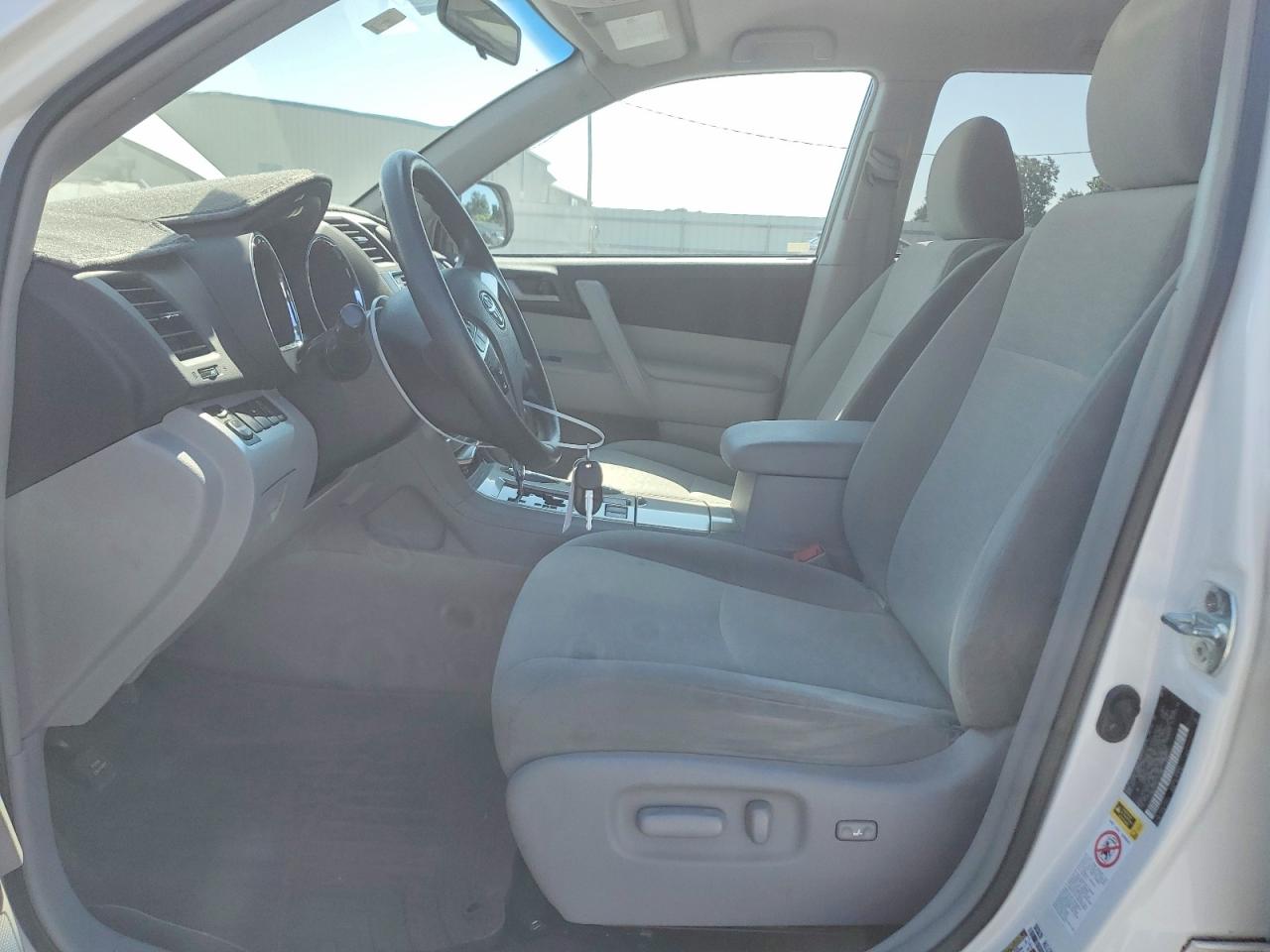 2013 Toyota Highlander Plus White vin: 5TDBK3EH8DS251760