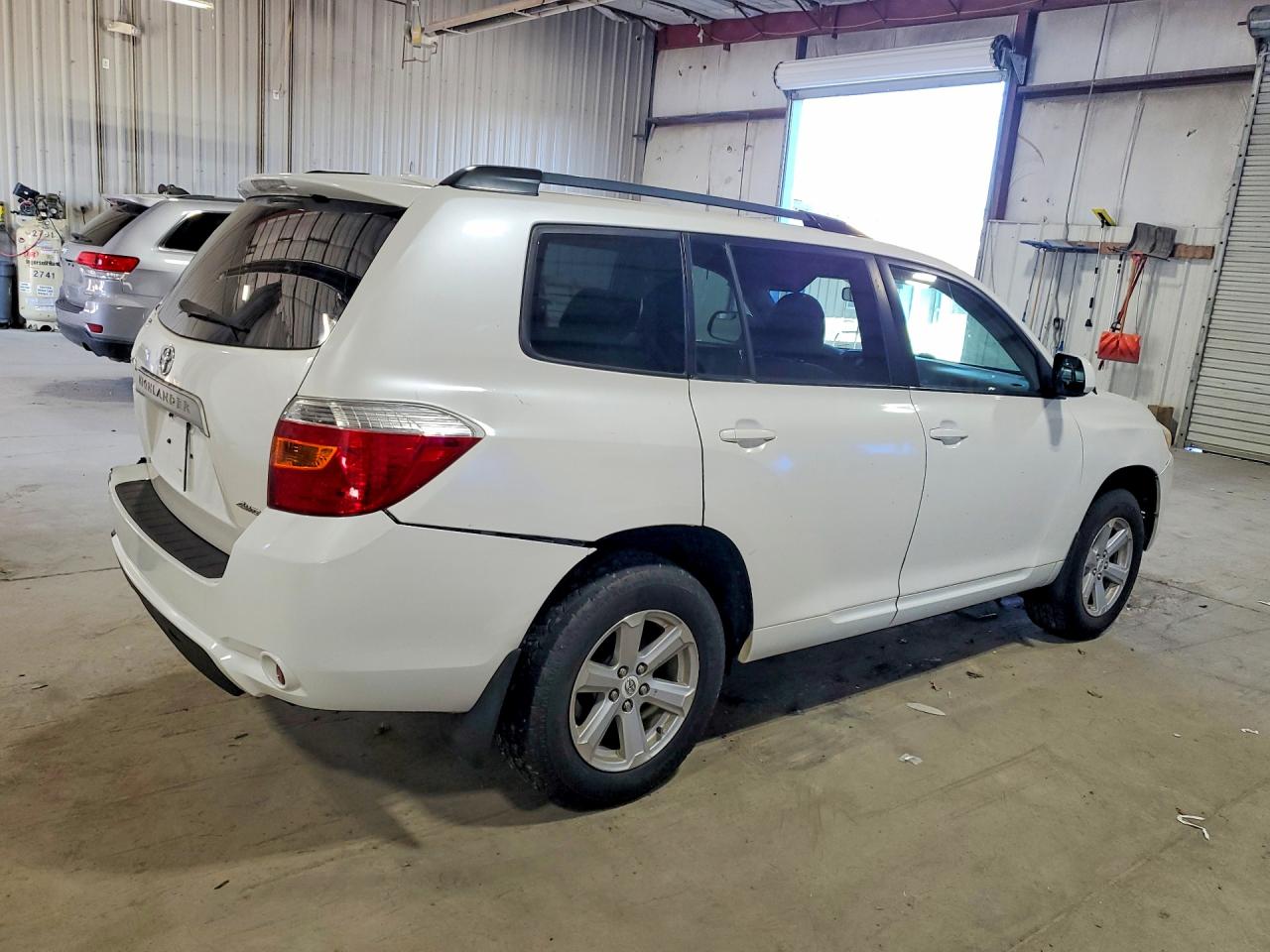 2010 Toyota Highlander Base White vin: 5TDBK3EH9AS006297
