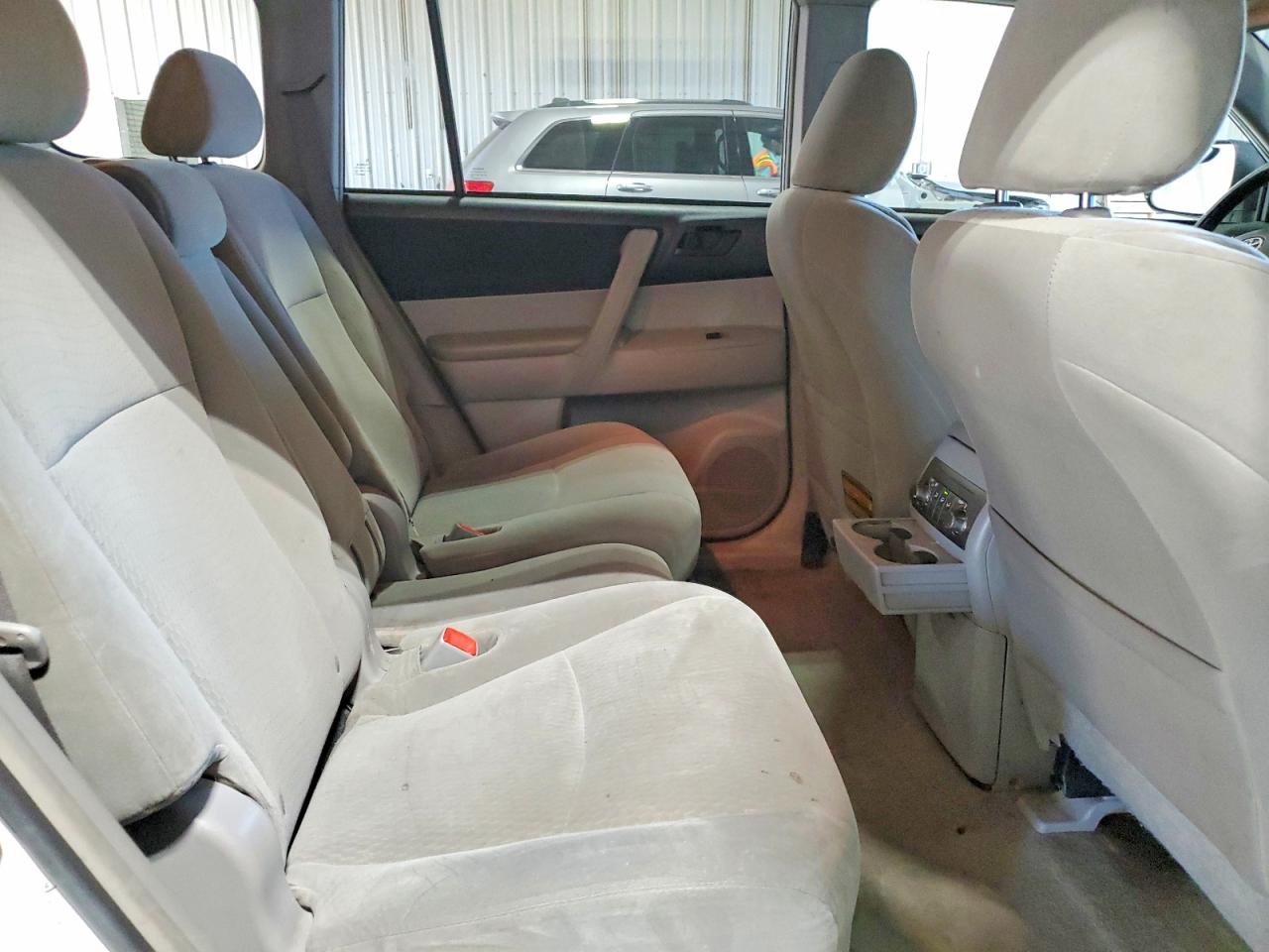 2010 Toyota Highlander Base White vin: 5TDBK3EH9AS006297