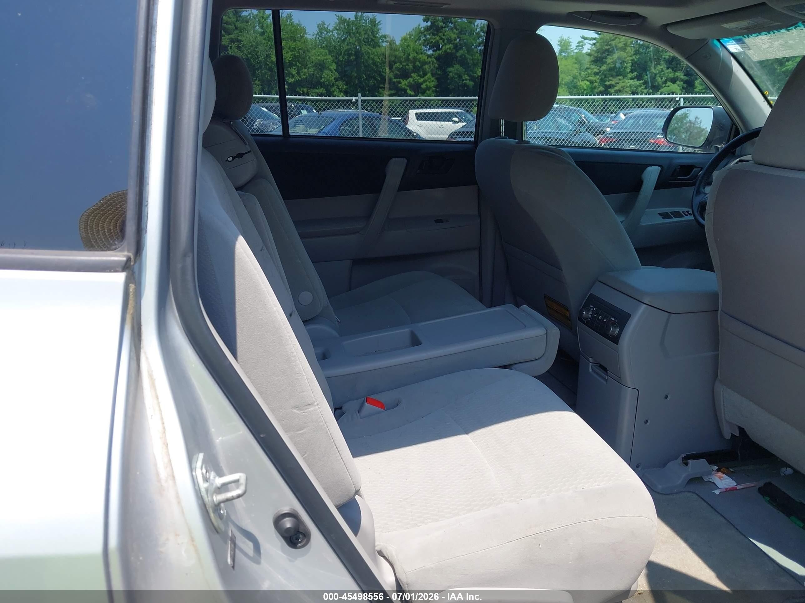 2010 Toyota Highlander Base V6 Silver vin: 5TDBK3EH9AS011709