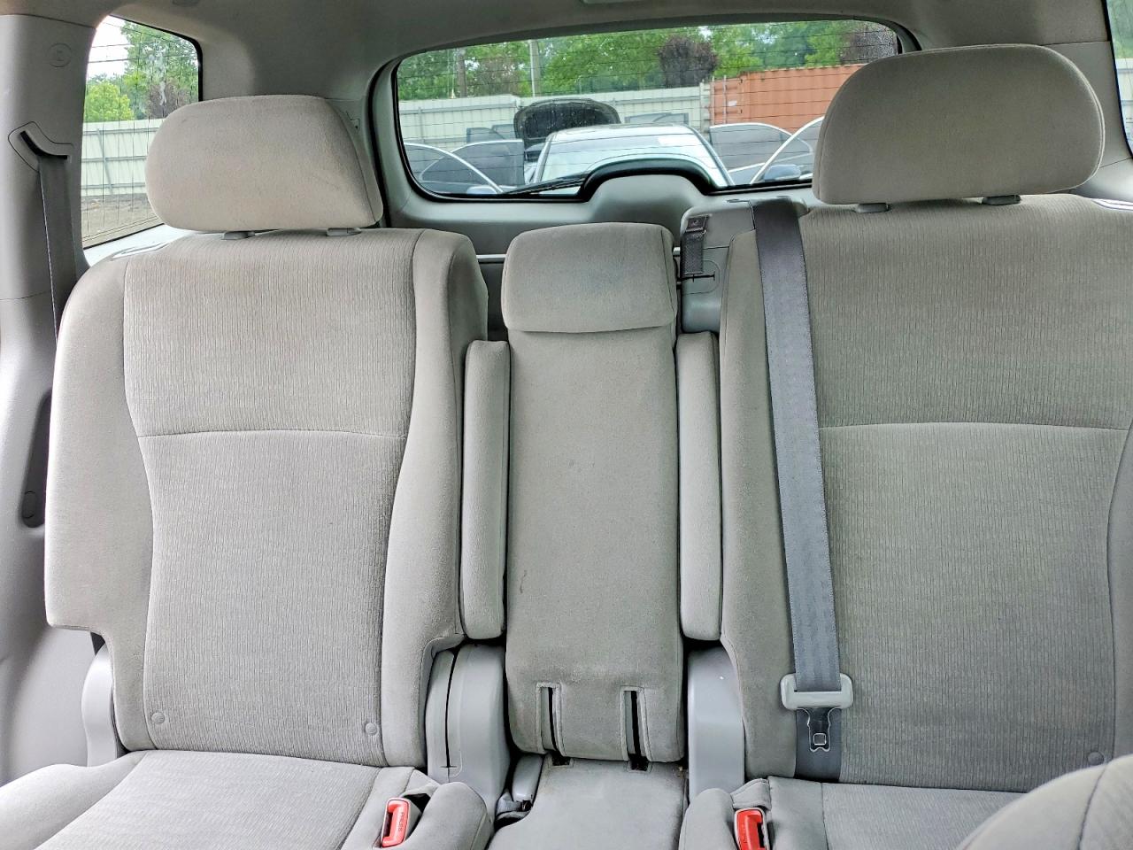 2011 Toyota Highlander Base Silver vin: 5TDBK3EH9BS090414