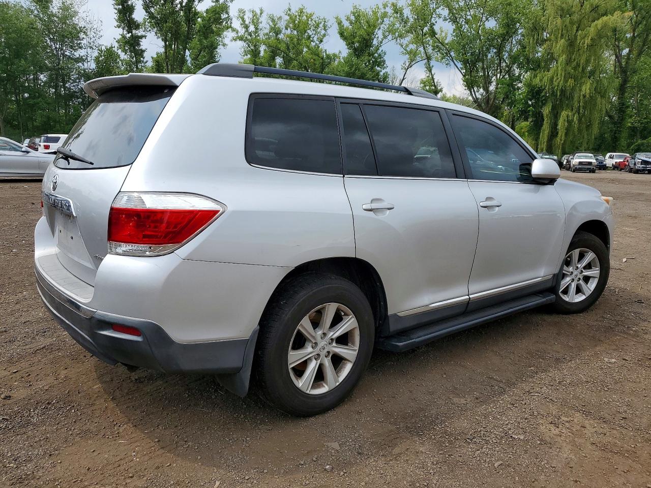 2011 Toyota Highlander Base Silver vin: 5TDBK3EH9BS090414