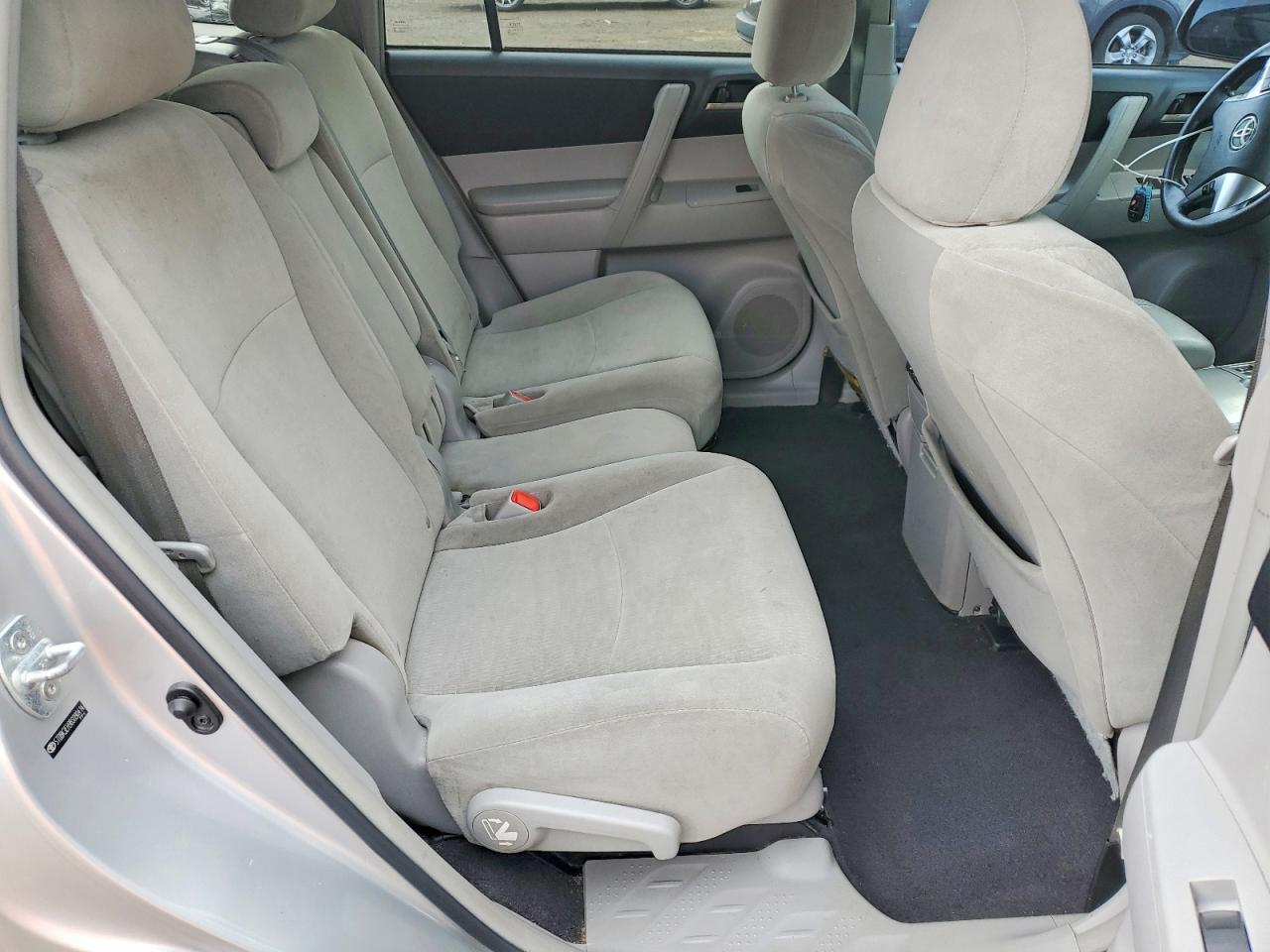2011 Toyota Highlander Base Silver vin: 5TDBK3EH9BS090414