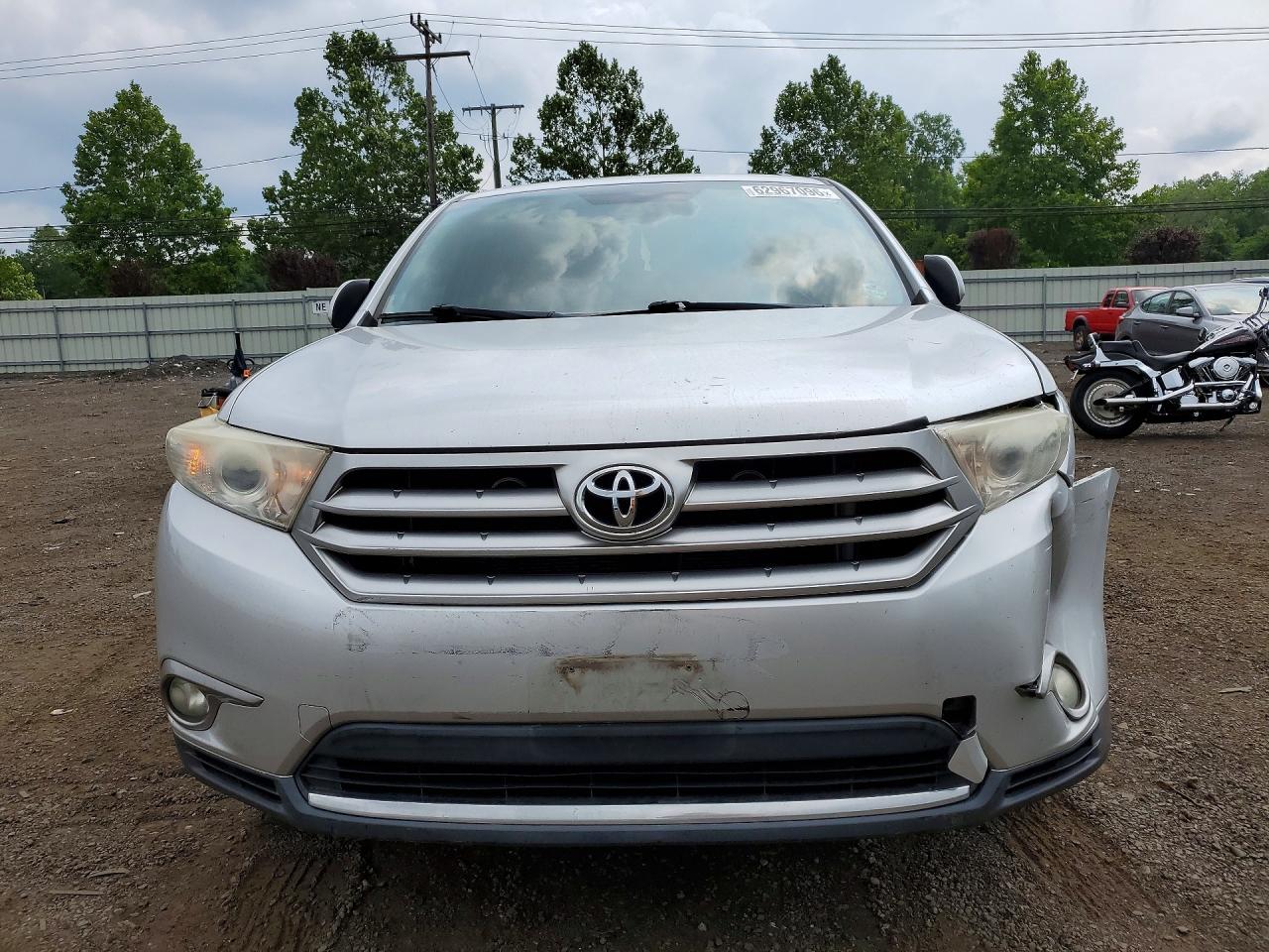 2011 Toyota Highlander Base Silver vin: 5TDBK3EH9BS090414