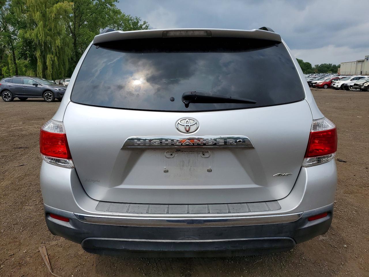 2011 Toyota Highlander Base Silver vin: 5TDBK3EH9BS090414