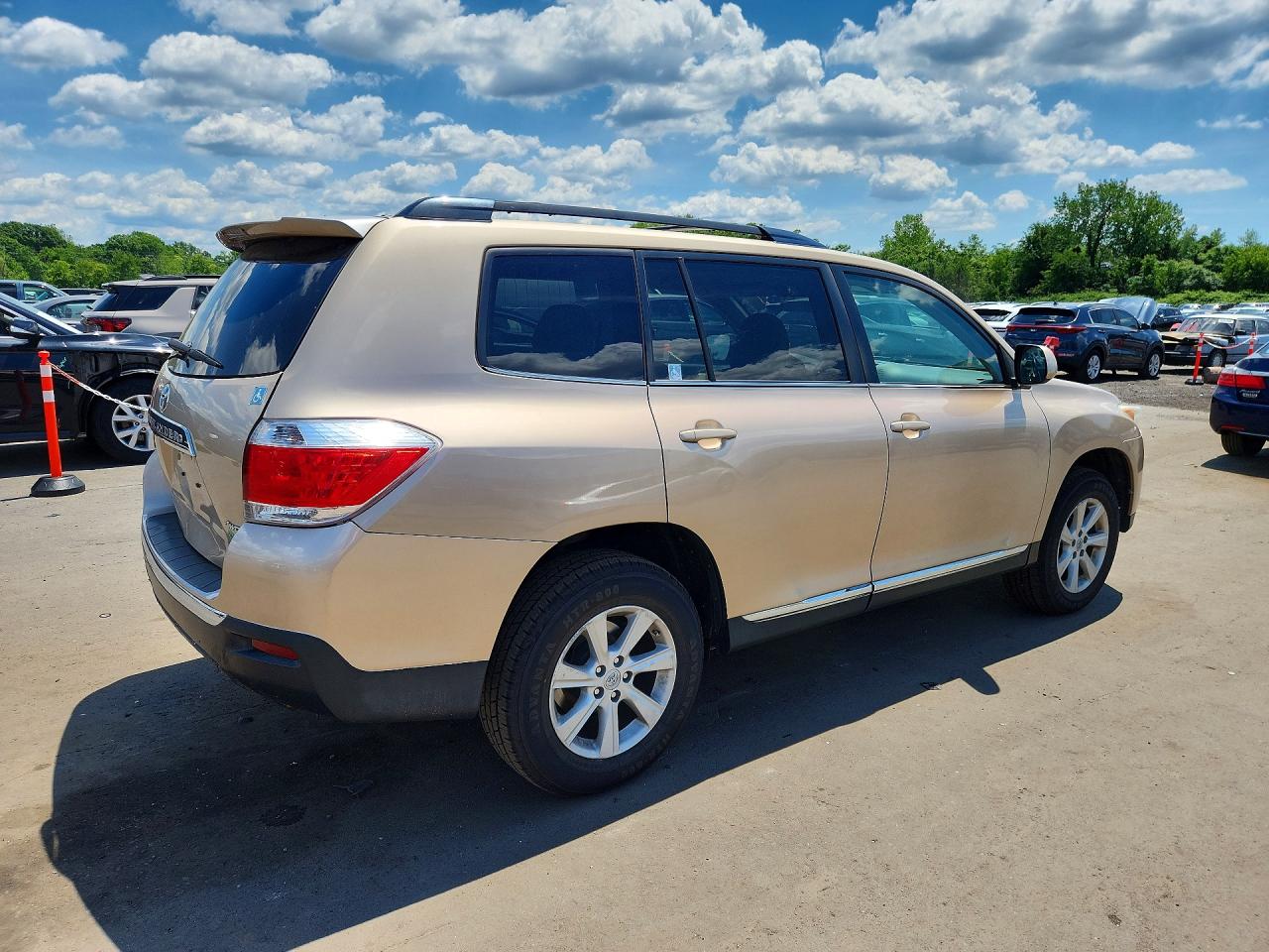 2012 Toyota Highlander Base Tan vin: 5TDBK3EH9CS094545