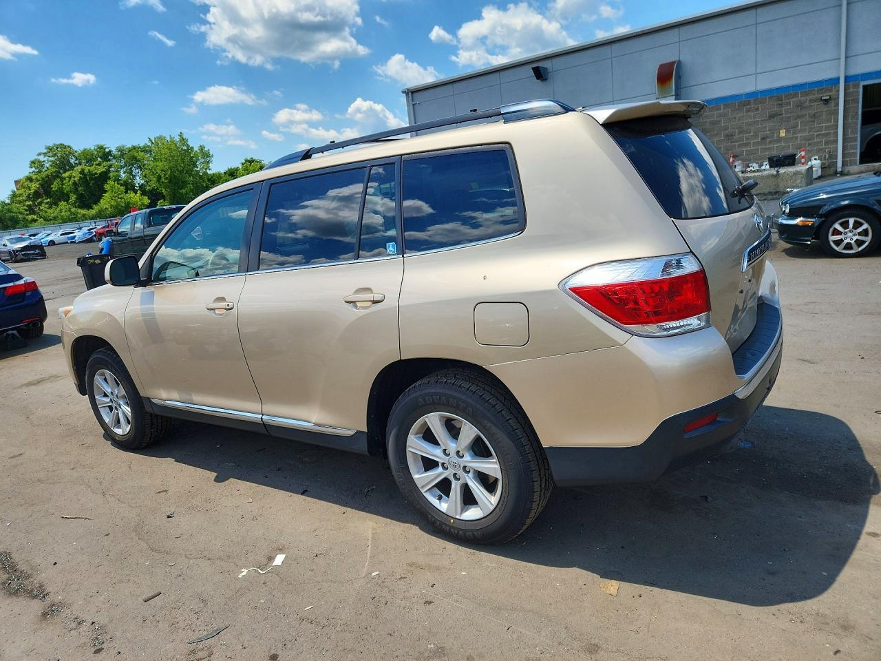 2012 Toyota Highlander Base Tan vin: 5TDBK3EH9CS094545