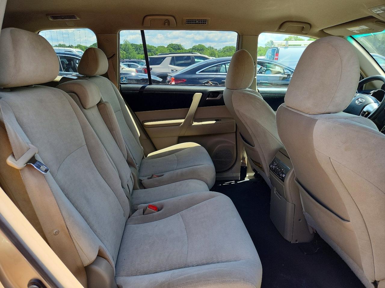 2012 Toyota Highlander Base Tan vin: 5TDBK3EH9CS094545