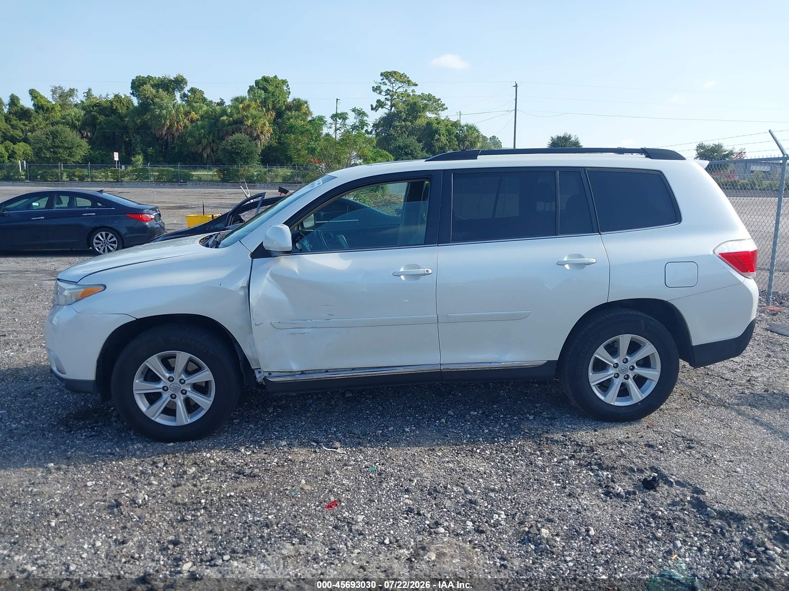 2012 Toyota Highlander Base V6/se V6 White vin: 5TDBK3EH9CS111764