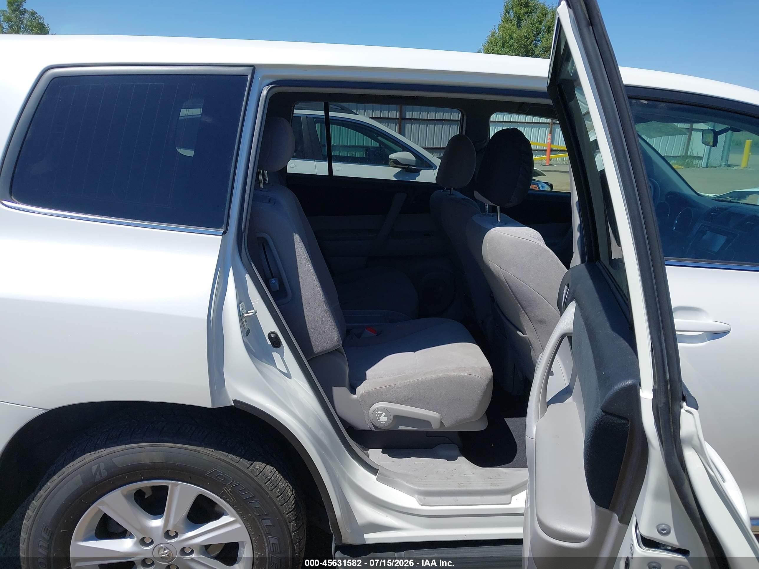 2013 Toyota Highlander Base V6 Silver vin: 5TDBK3EH9DS234109