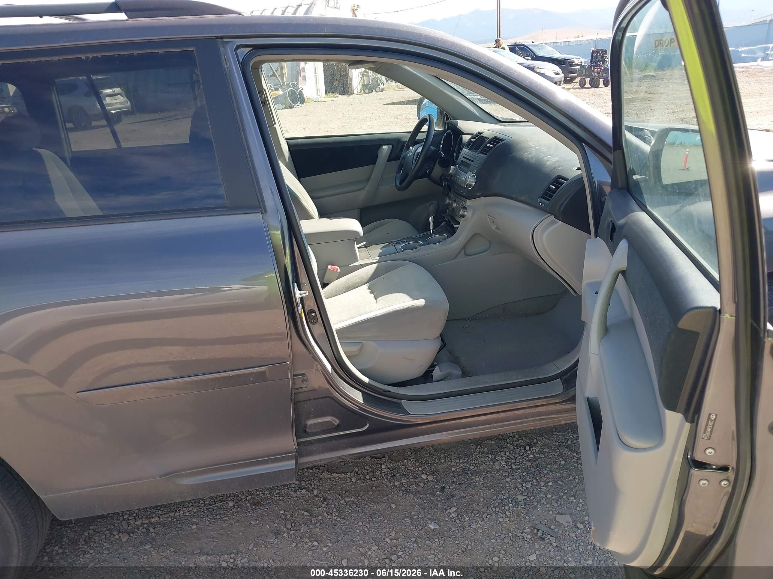 2010 Toyota Highlander Base V6 Gray vin: 5TDBK3EHXAS002534