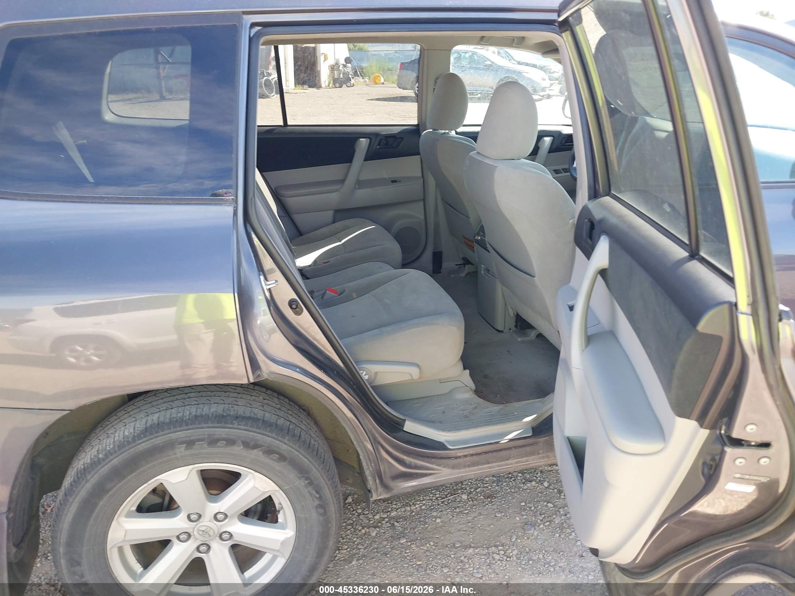 2010 Toyota Highlander Base V6 Gray vin: 5TDBK3EHXAS002534