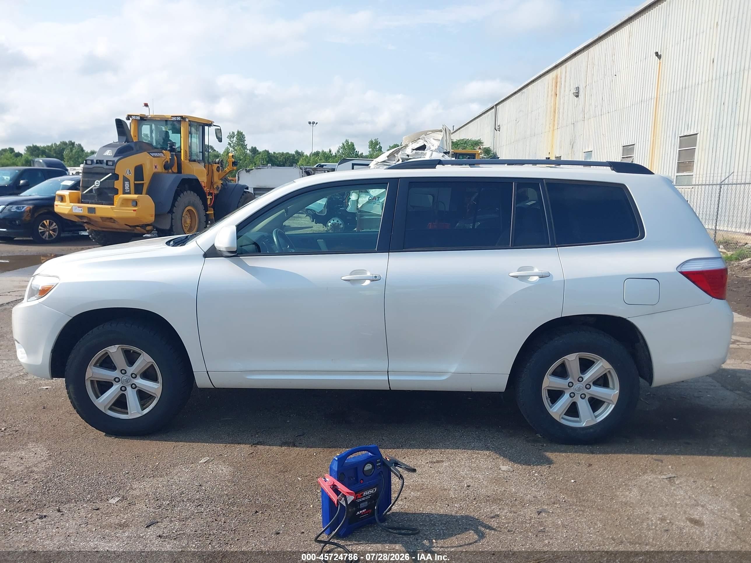 2010 Toyota Highlander Base V6 White vin: 5TDBK3EHXAS007460