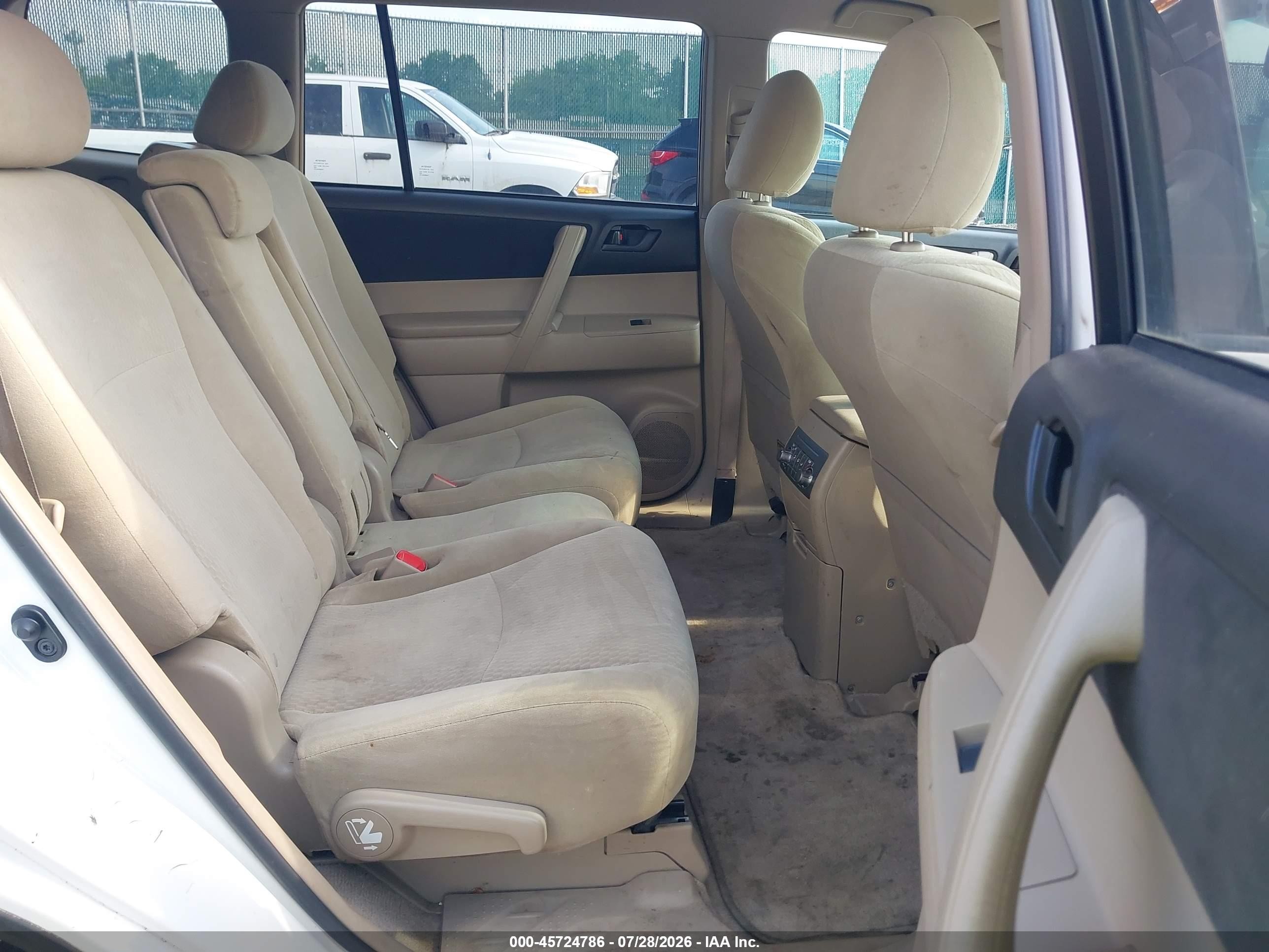 2010 Toyota Highlander Base V6 White vin: 5TDBK3EHXAS007460
