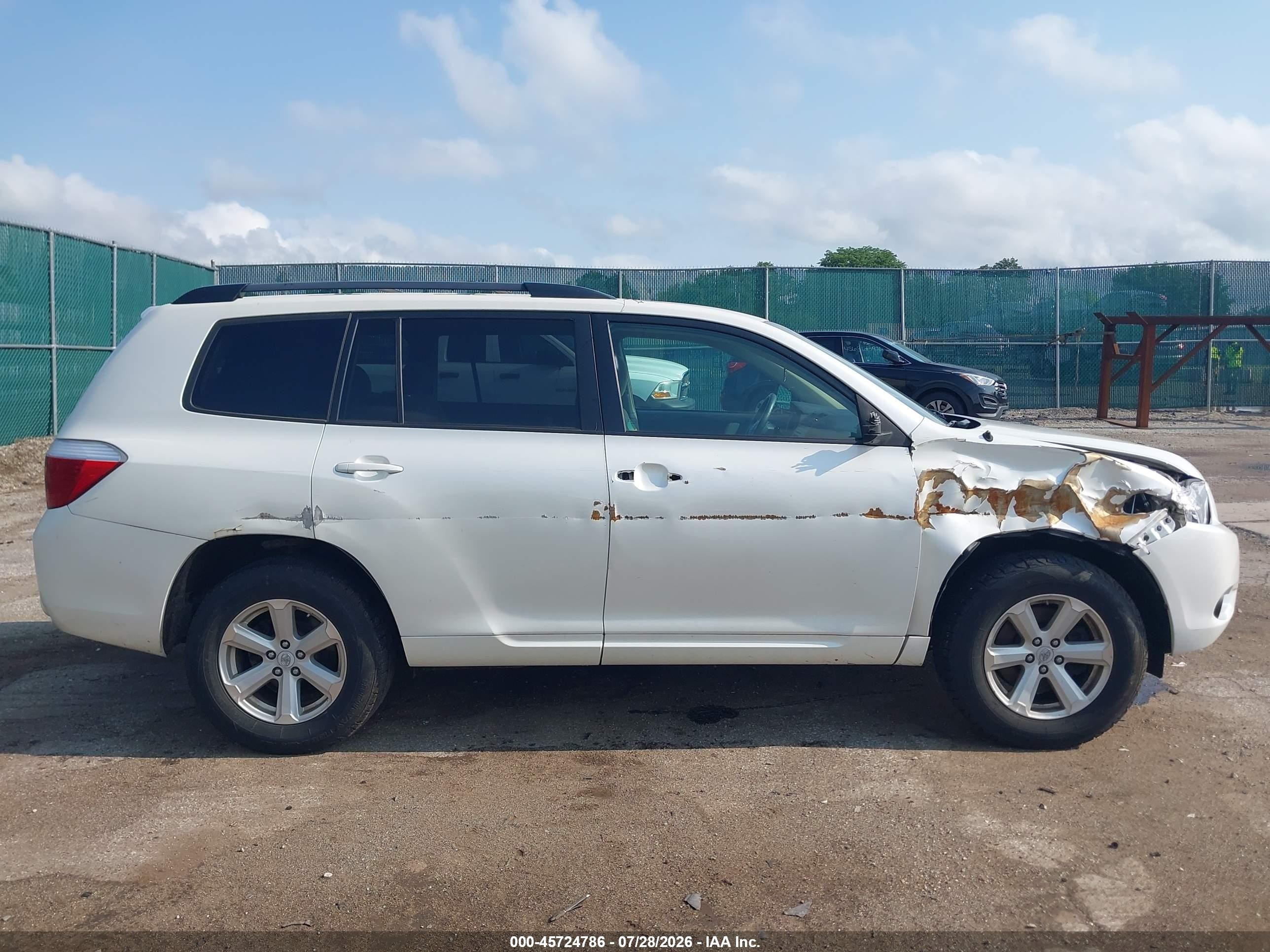 2010 Toyota Highlander Base V6 White vin: 5TDBK3EHXAS007460